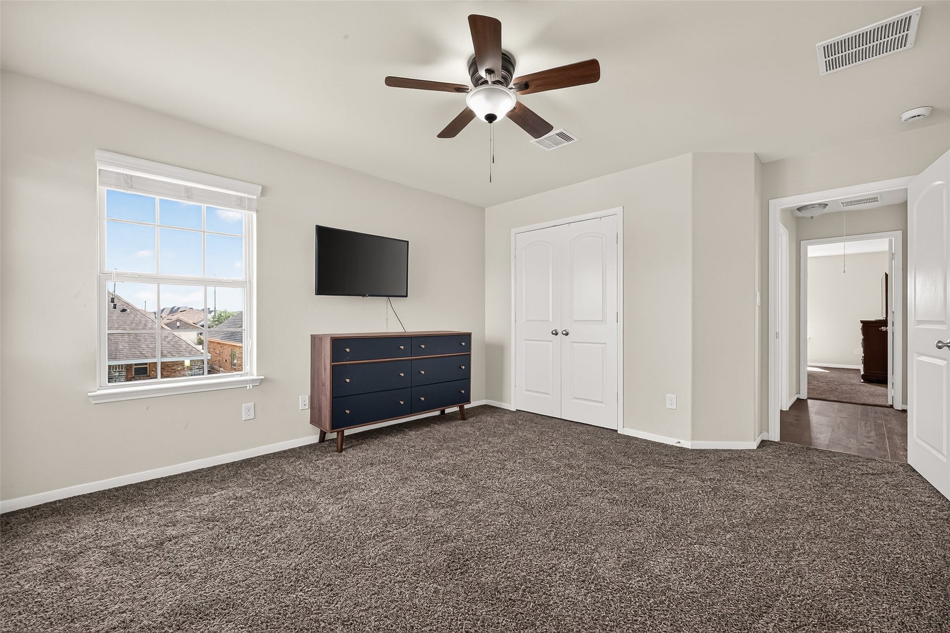 6111 Wayne Way, Rosenberg, TX 77471 This additional upstairs bedroom offers flexible space and a bright window.
