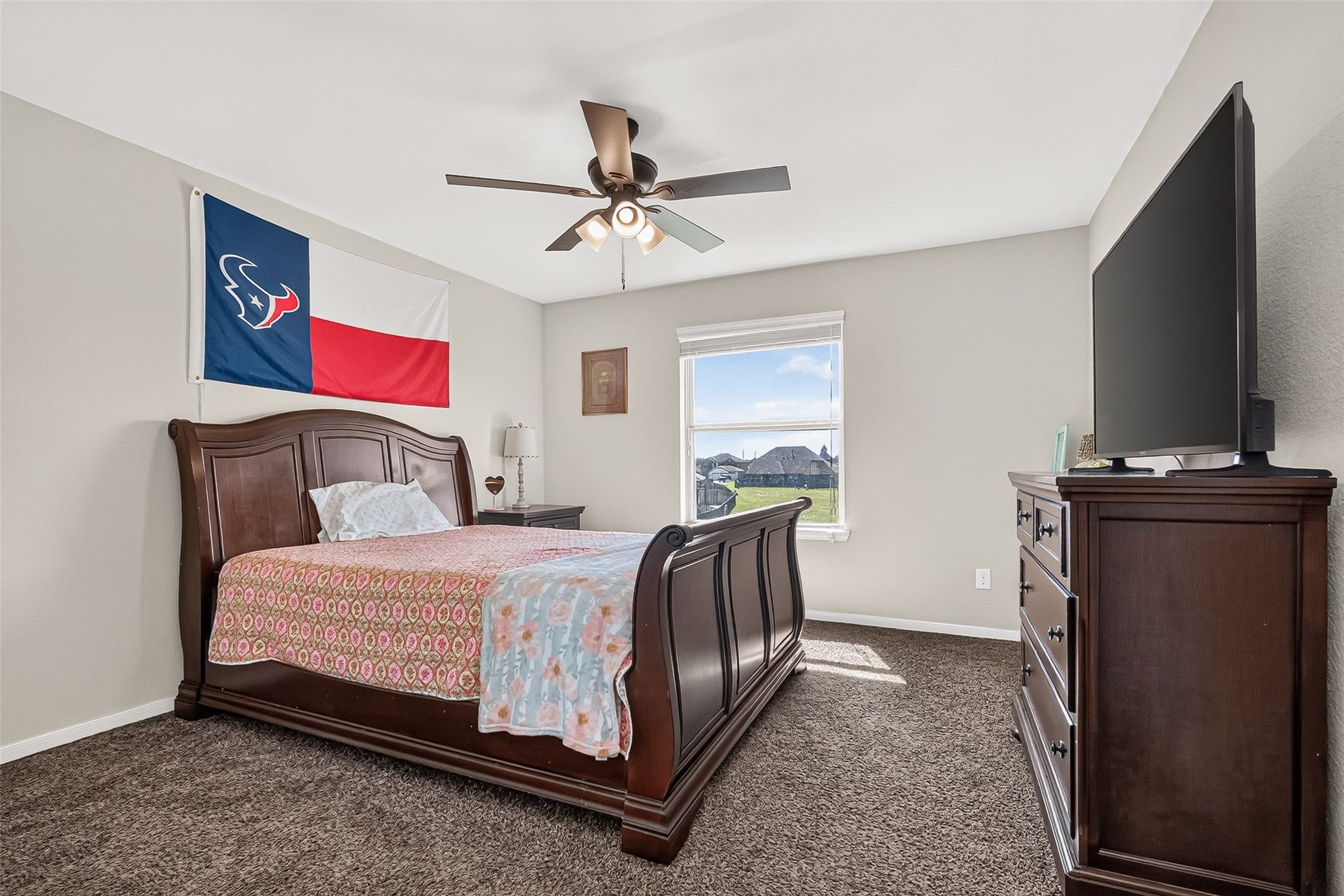 6111 Wayne Way, Rosenberg, TX 77471 Comfortable proportions make this secondary bedroom easy to arrange.