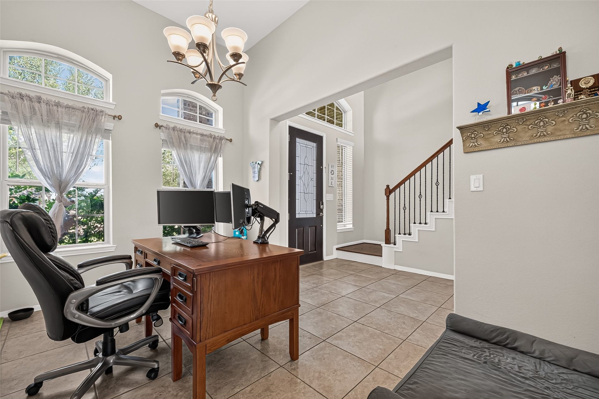 6111 Wayne Way, Rosenberg, TX 77471 Large windows brighten this flexible workspace near the front entrance.