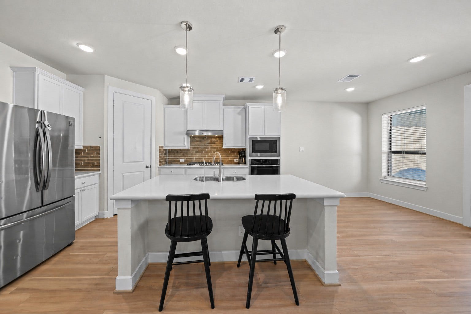 9231 Dearborn Knoll Drive, Cypress, TX 77433 The island with seating anchors this kitchen, and a breakfast nook right beside it makes casual meals and morning coffee easy.