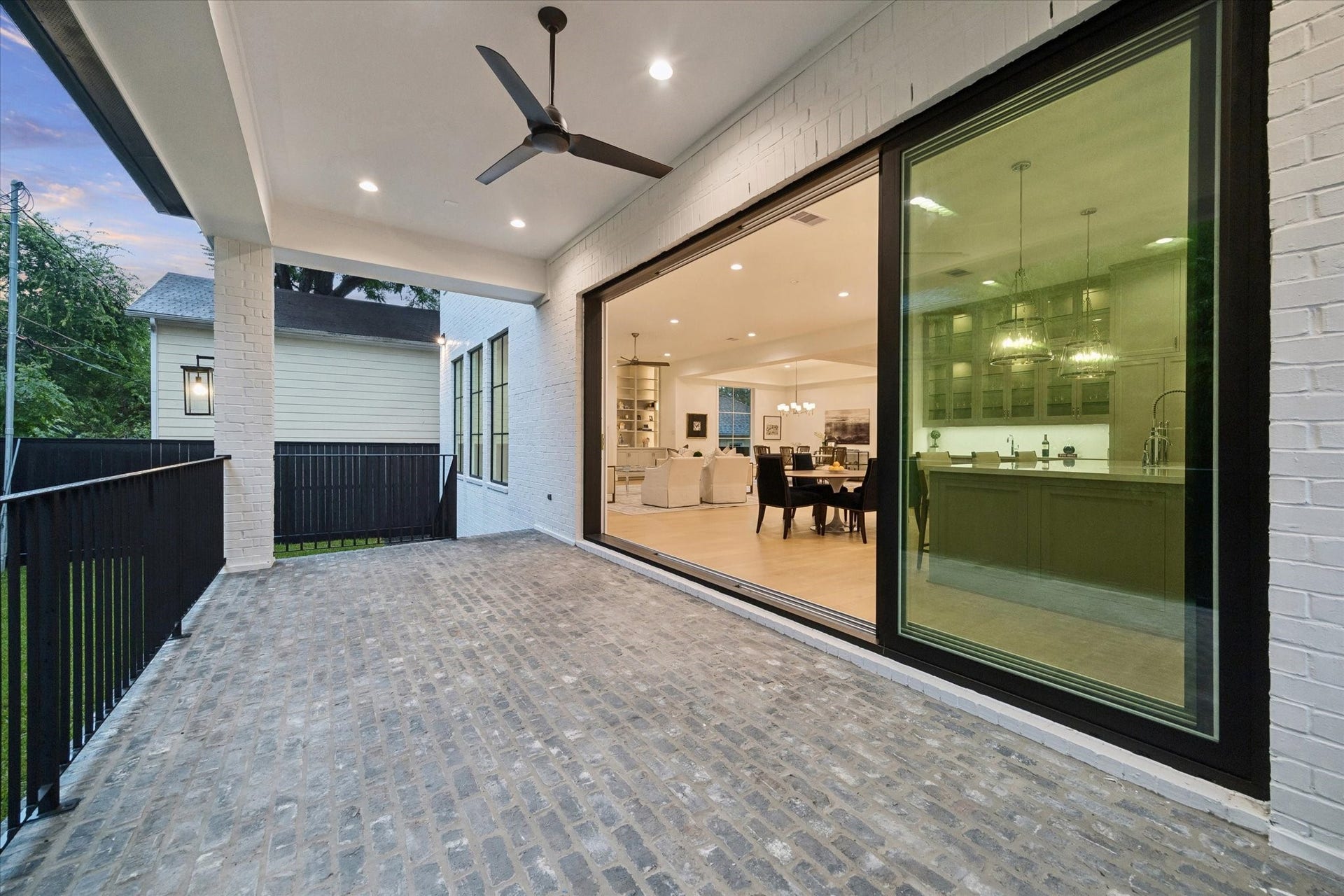 2514 Southgate Boulevard, Houston, TX 77030 Rear Lanai view with Multi-slider to create Indoor/Outdoor Experience