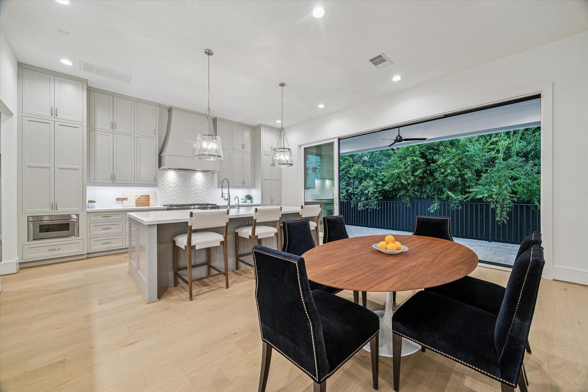 2514 Southgate Boulevard, Houston, TX 77030 Breakfast/Bar/Kitchen open to Lanai