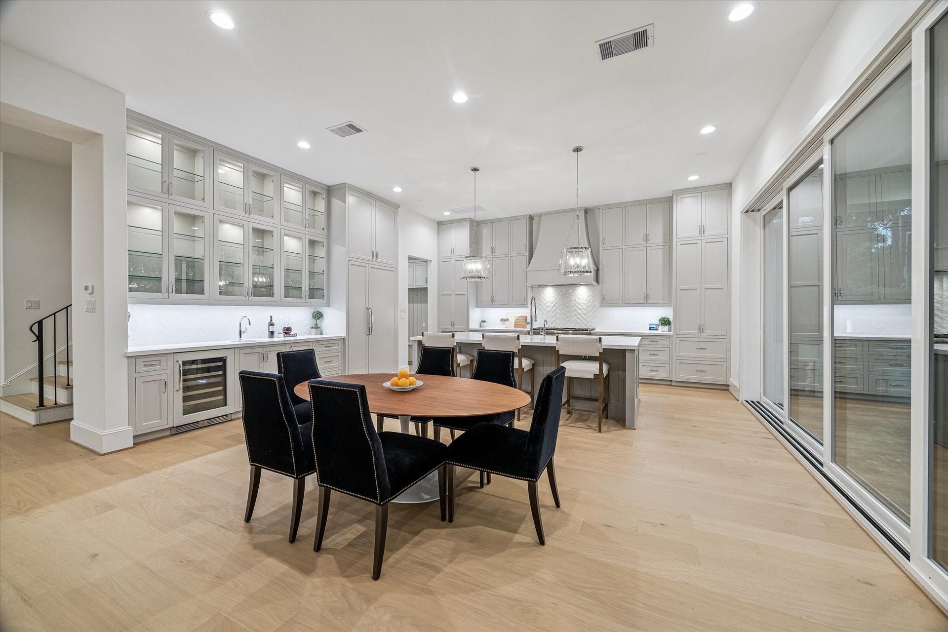 2514 Southgate Boulevard, Houston, TX 77030 Breakfast/Bar/Kitchen View