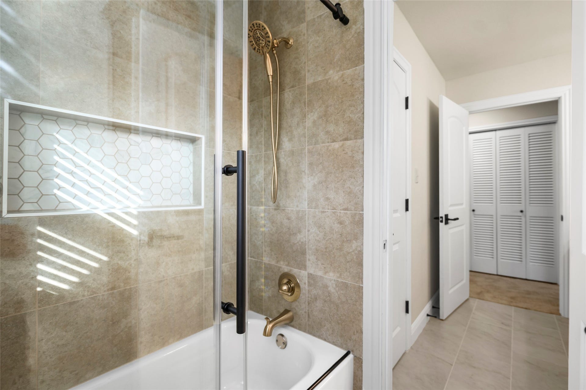 1123 Candlelight Lane, Houston, TX 77018 3rd Bathroom - 2nd floor