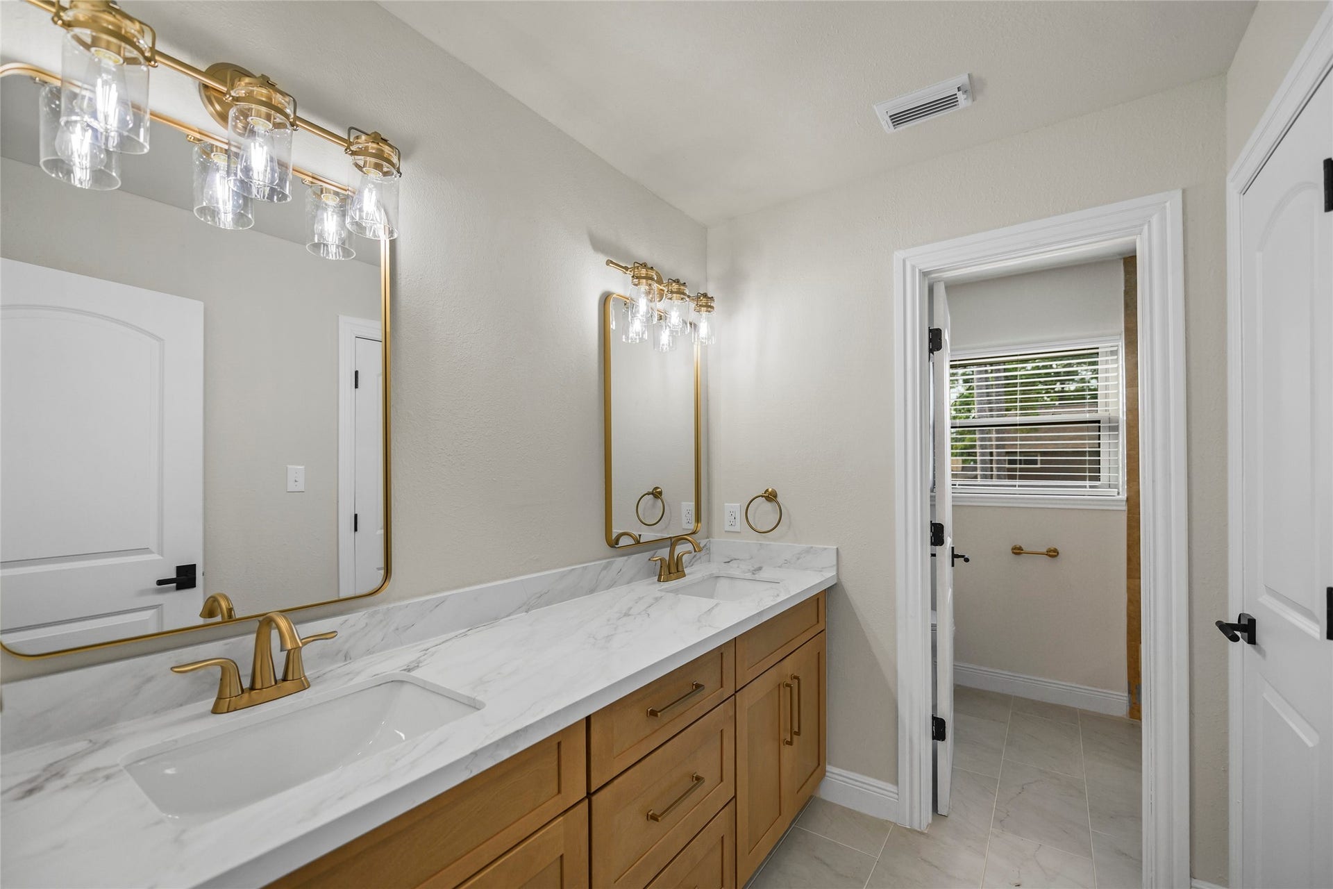 1123 Candlelight Lane, Houston, TX 77018 3rd Bathroom - 2nd floor