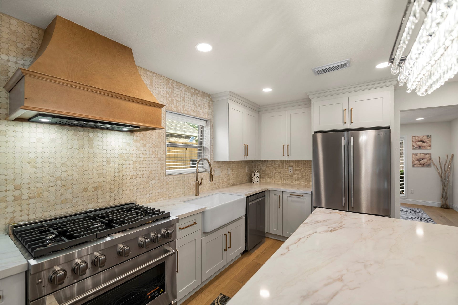 1123 Candlelight Lane, Houston, TX 77018 Gourmet Kitchen with Premium Appliances
