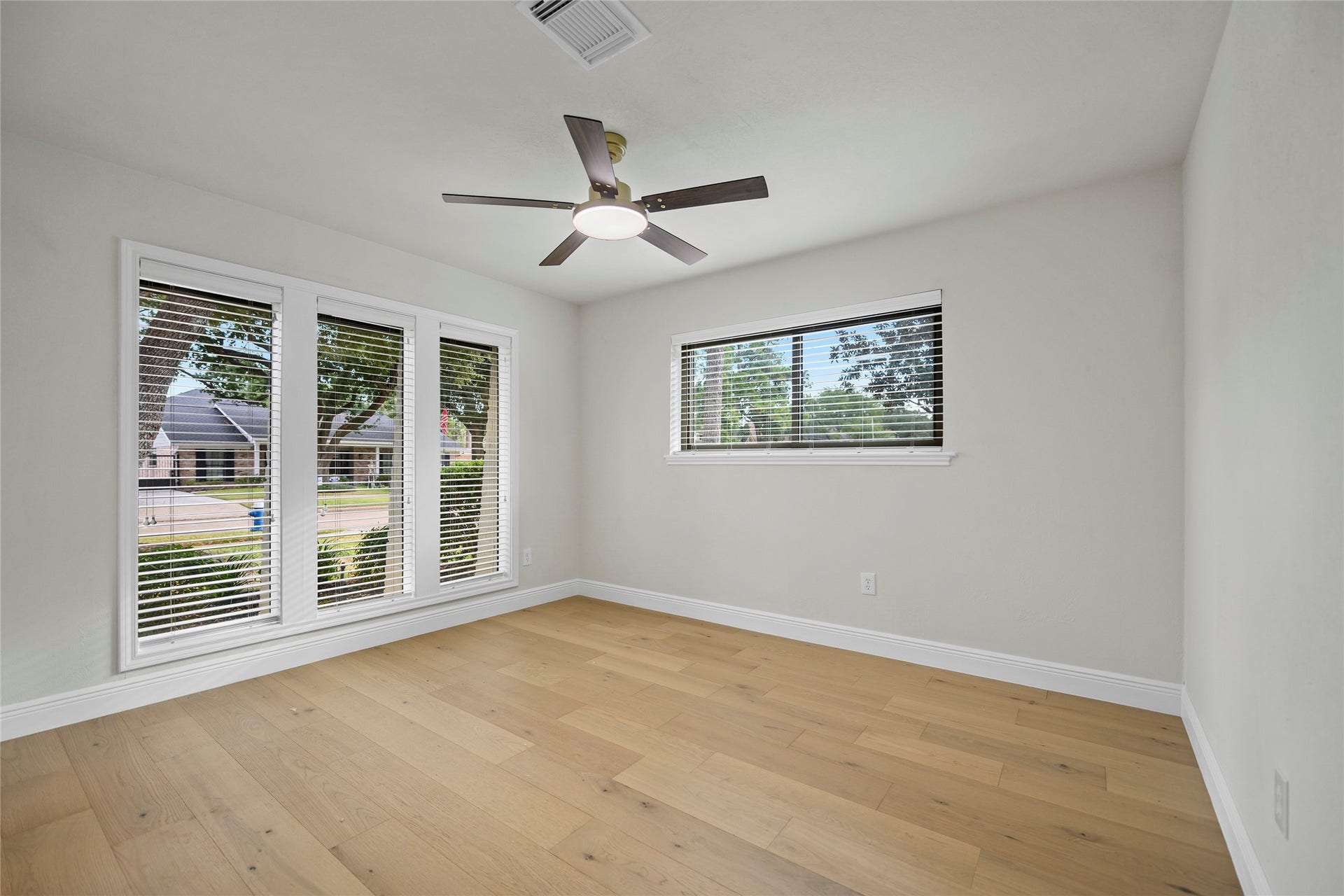 1123 Candlelight Lane, Houston, TX 77018 Secondary Bedroom - 1st floor