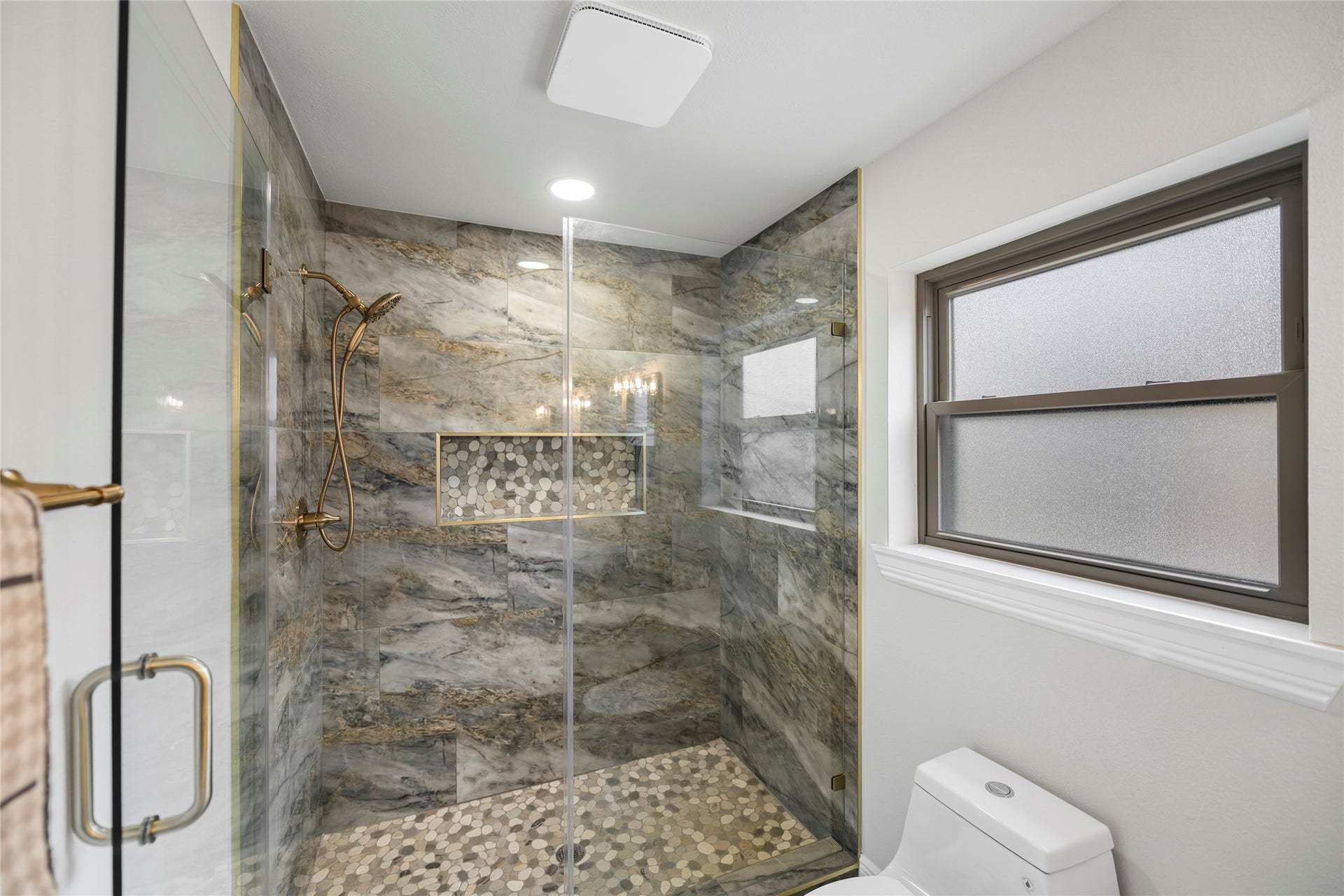 1123 Candlelight Lane, Houston, TX 77018 Primary Bathroom