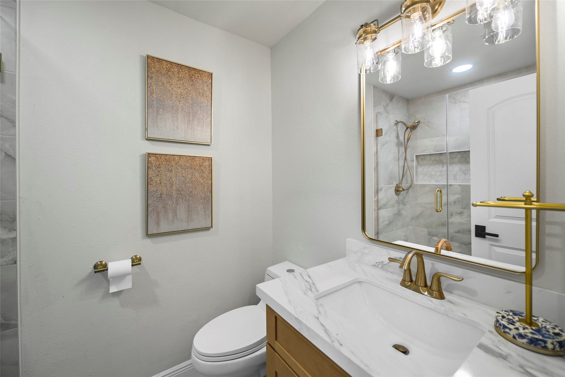 1123 Candlelight Lane, Houston, TX 77018 Secondary Bathroom - 1st floor