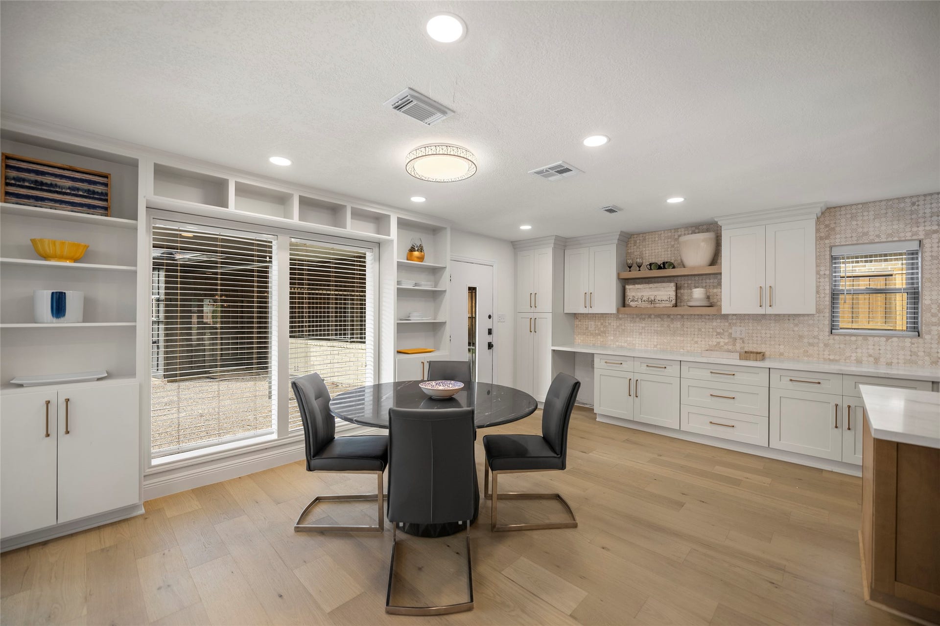 1123 Candlelight Lane, Houston, TX 77018 Breakfast Nook