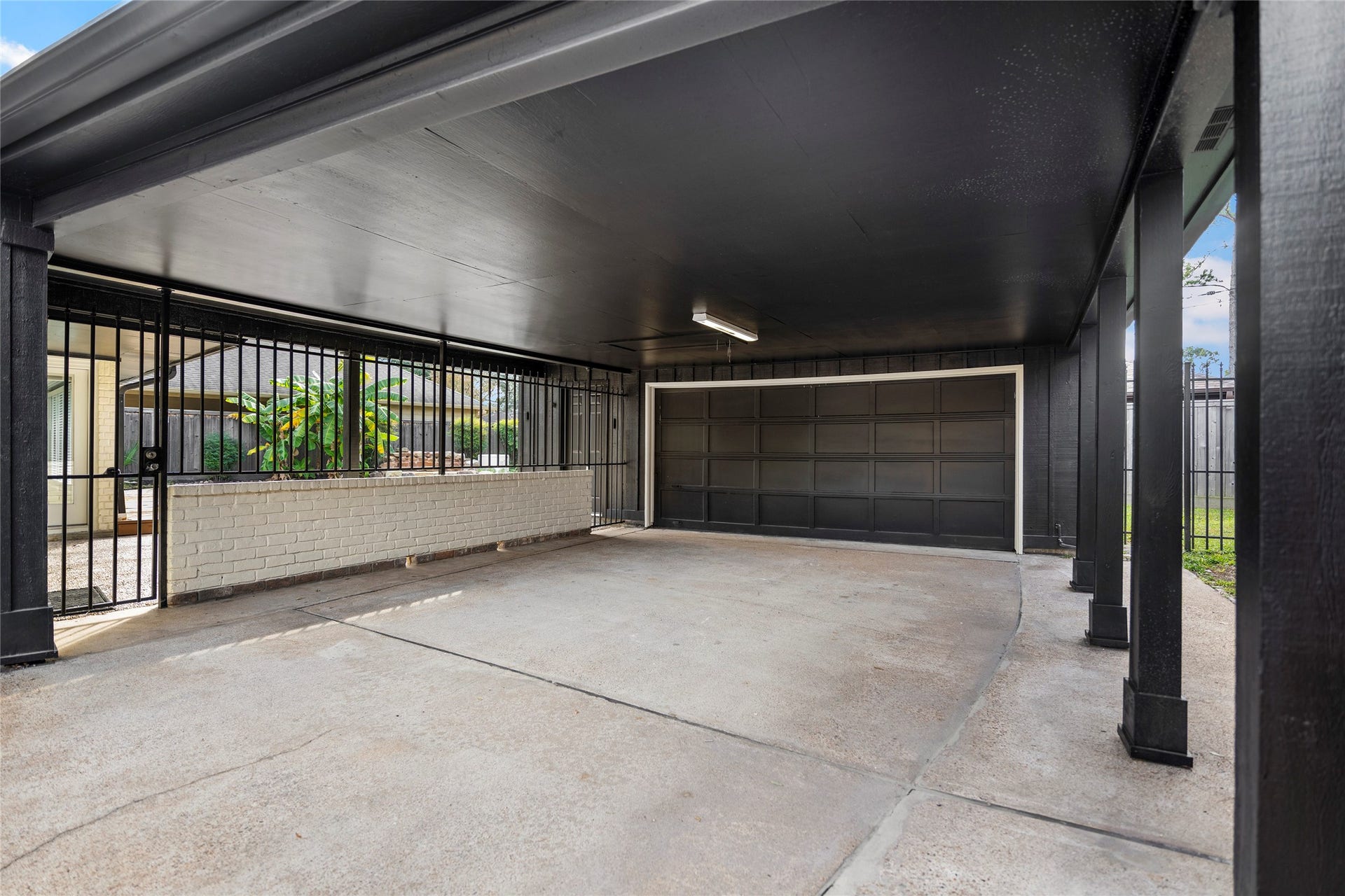 1123 Candlelight Lane, Houston, TX 77018 Attached carport and Garage