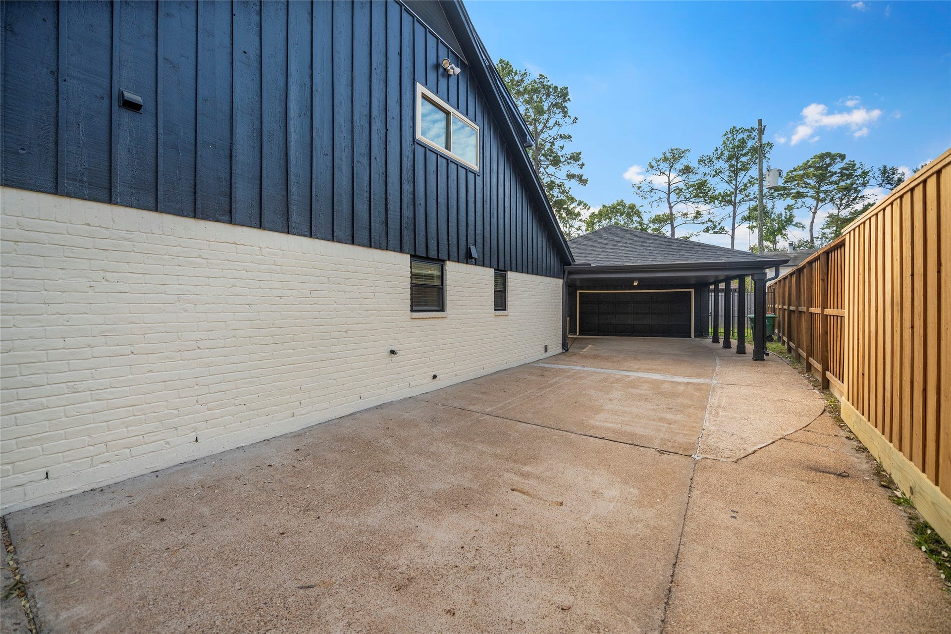 1123 Candlelight Lane, Houston, TX 77018 Long driveway