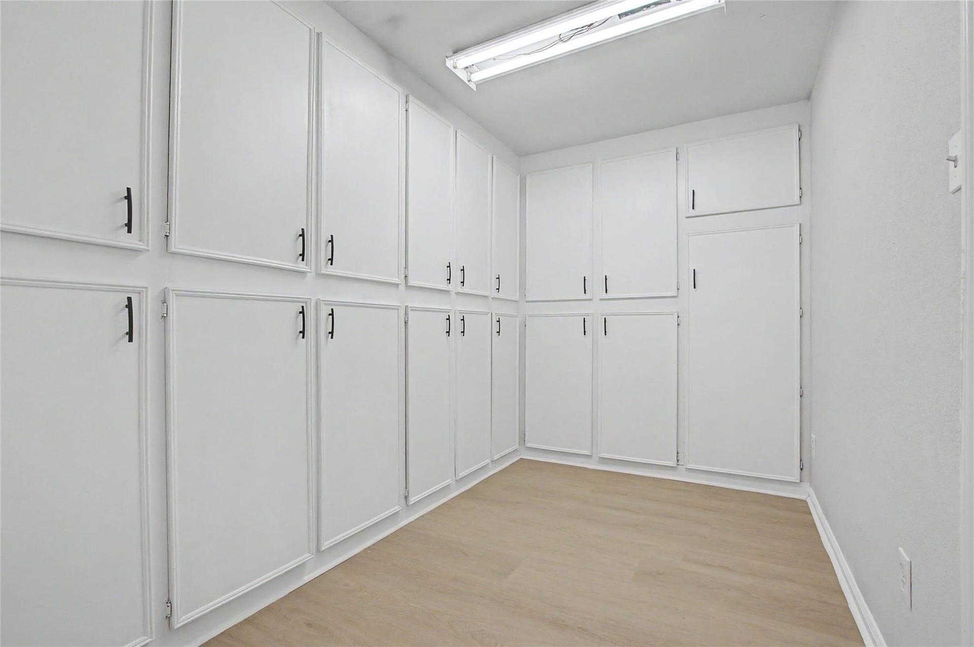 414 N Pecan Dr, Tomball, TX 77375 Huge Pantry