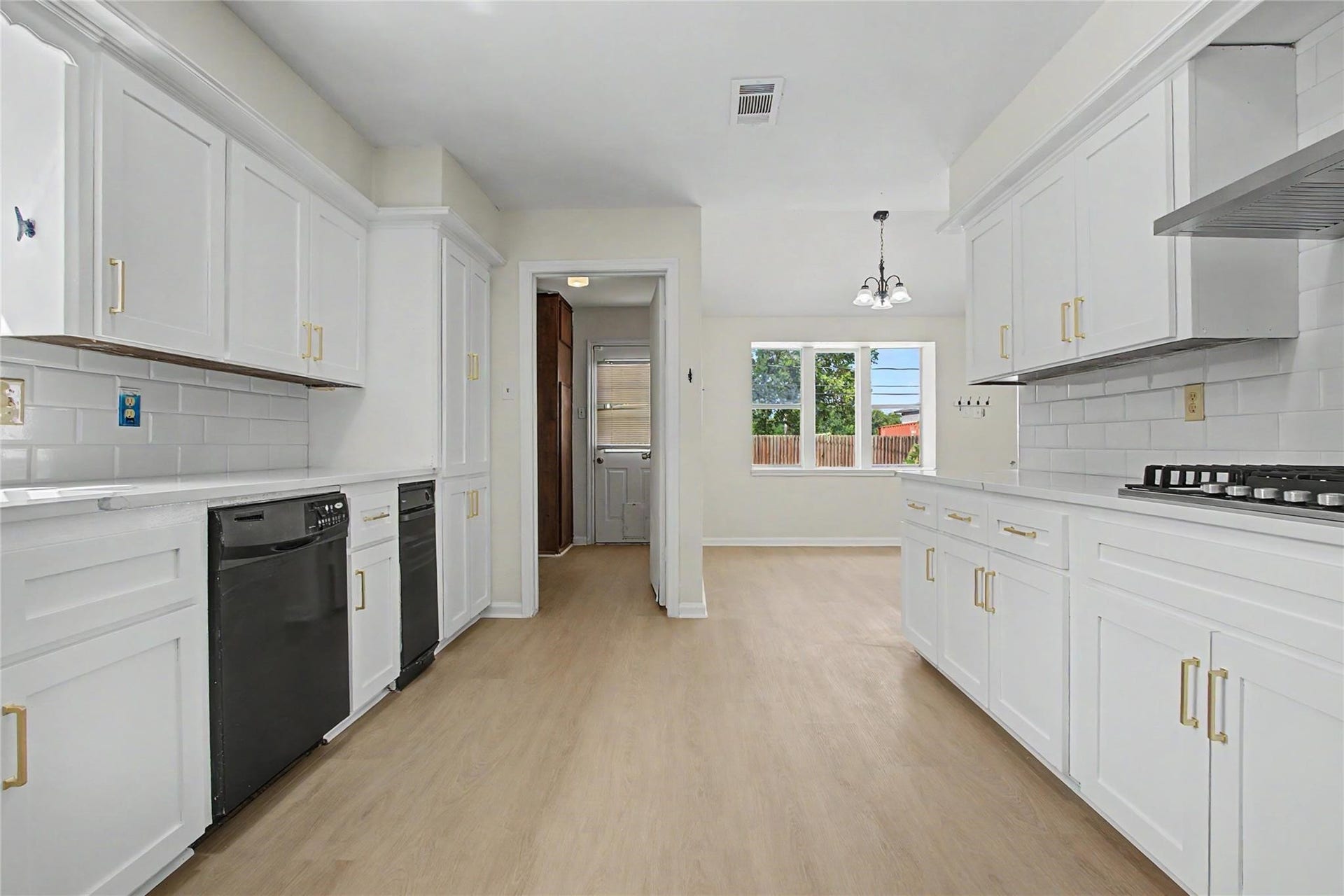 414 N Pecan Dr, Tomball, TX 77375 Beautiful updated kitchen with new gas range stove, updated appliances, new luxury vinyl flooring fresh paint