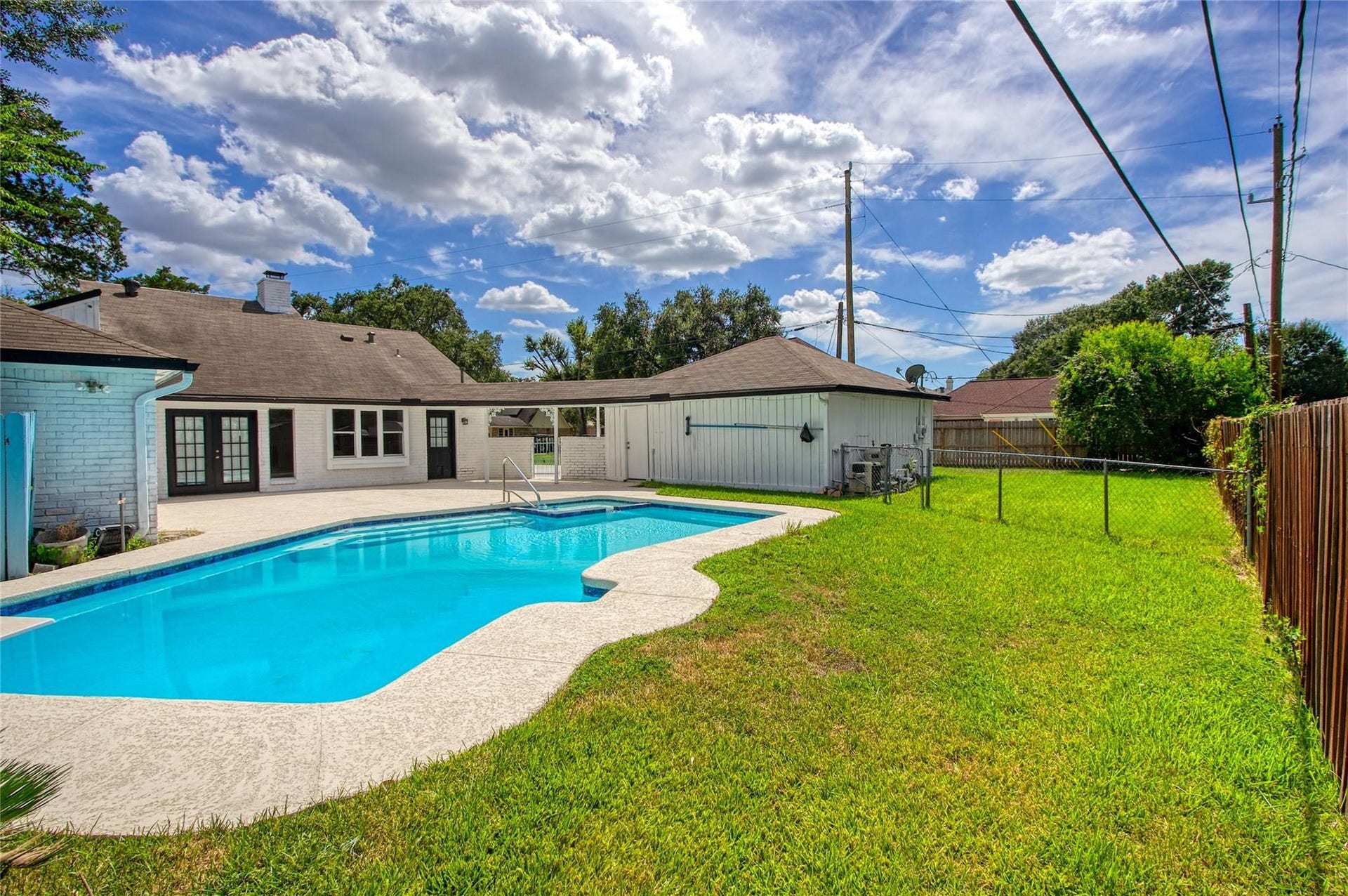 414 N Pecan Dr, Tomball, TX 77375 Welcome to 414 N Pecan!