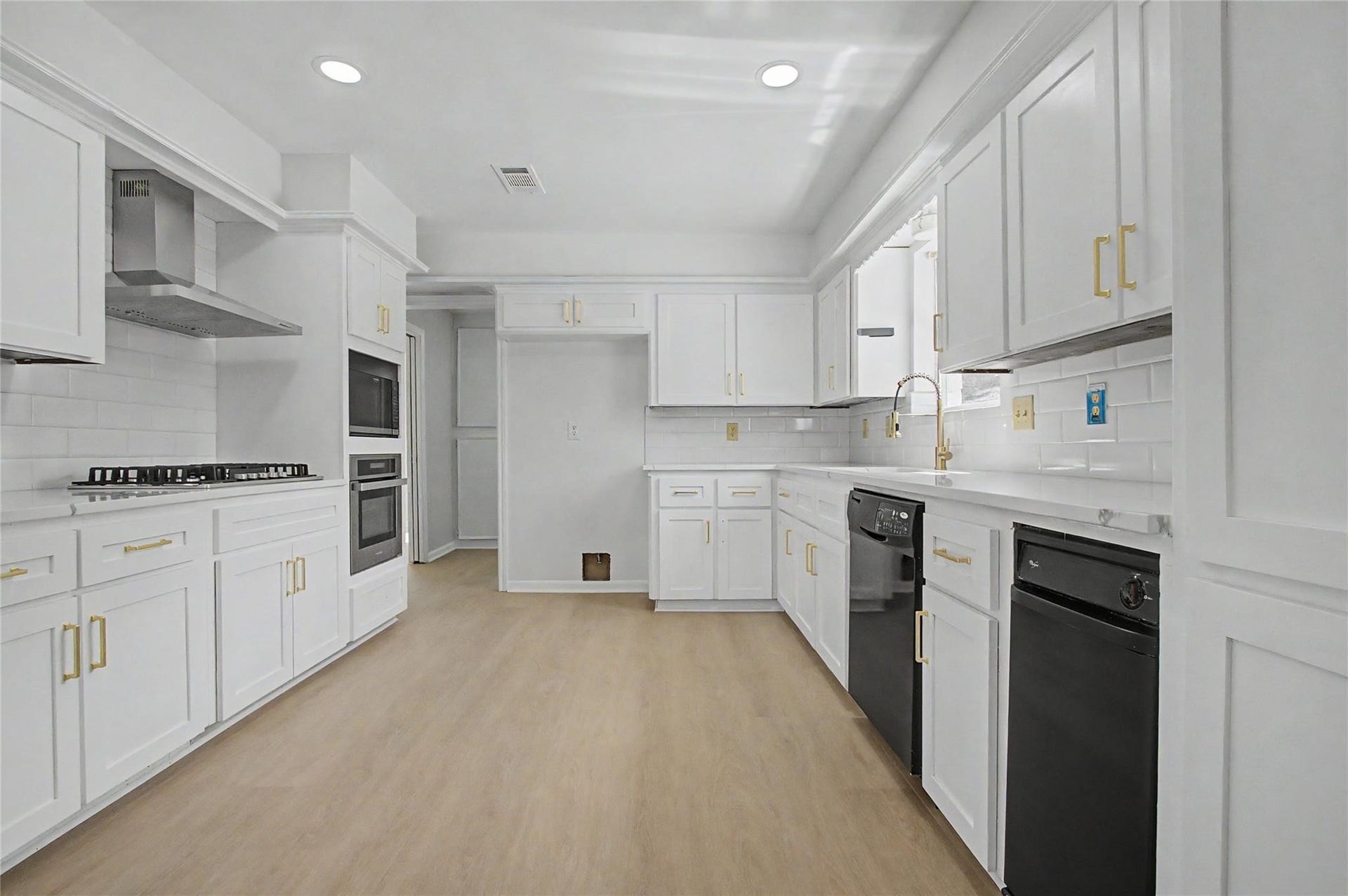 414 N Pecan Dr, Tomball, TX 77375 Beautiful updated kitchen with new gas range stove, updated appliances, new luxury vinyl flooring fresh paint