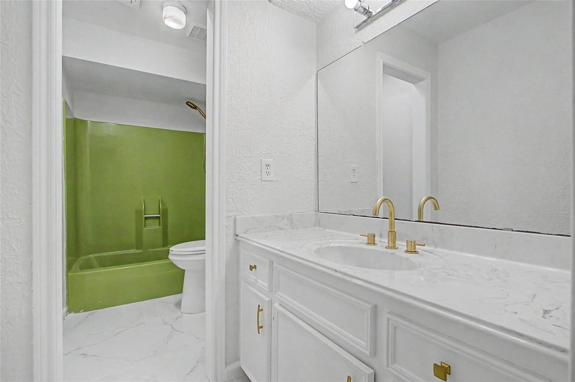414 N Pecan Dr, Tomball, TX 77375 Second full bathroom