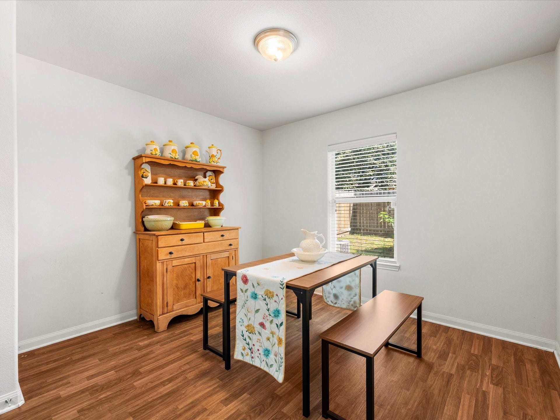 305 Pine Mist Lane, Conroe, TX 77304 A dedicated dining area with room for gathering around the table.