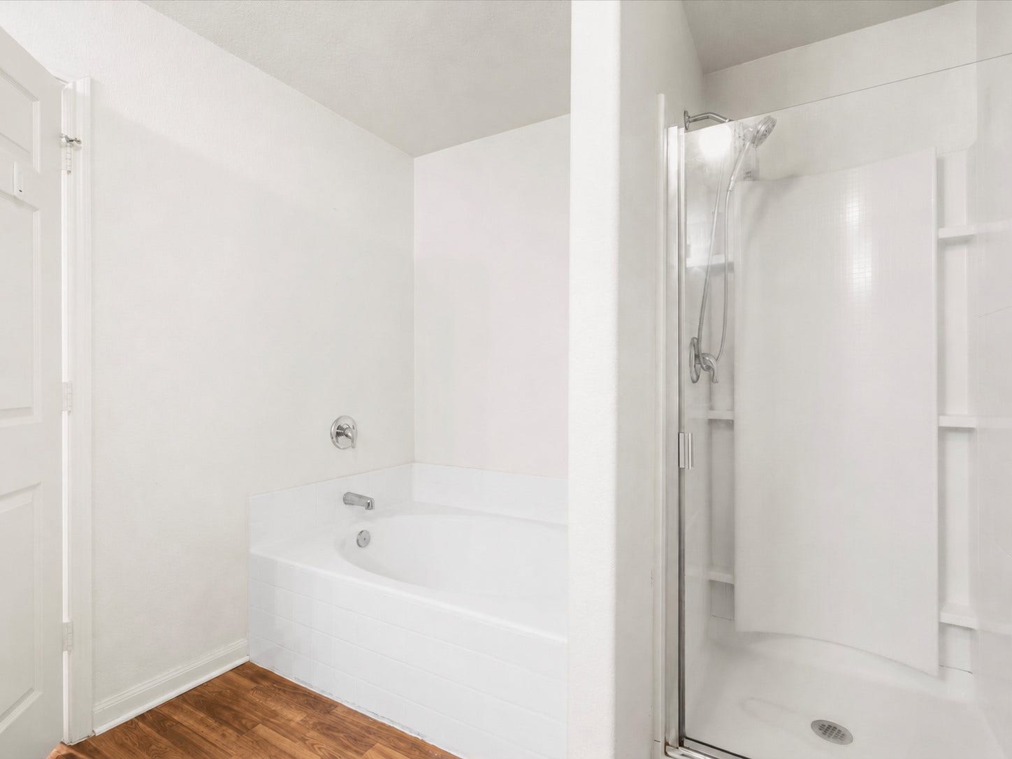 305 Pine Mist Lane, Conroe, TX 77304 Enjoy the convenience of a separate soaking tub and enclosed shower.
