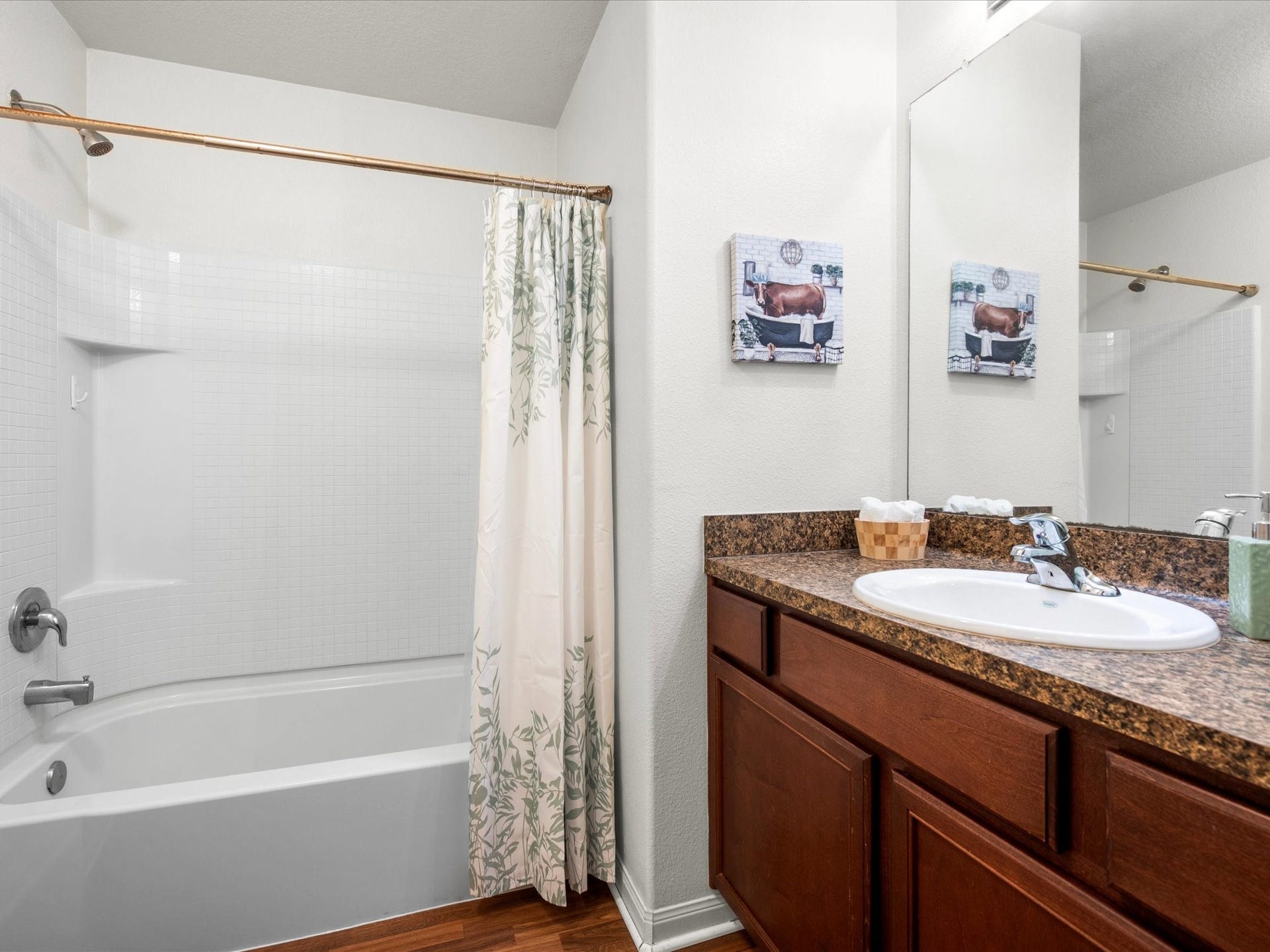 305 Pine Mist Lane, Conroe, TX 77304 Second bathroom with tub/shower combo