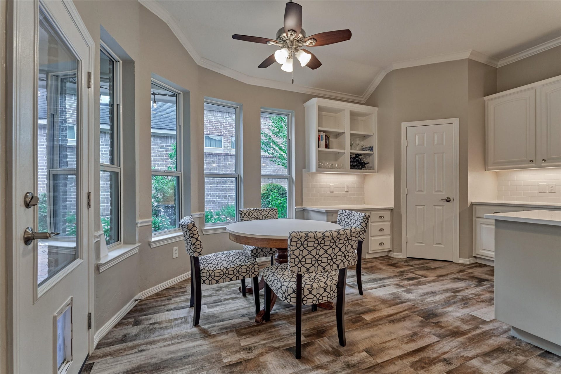 31 E Palmer Bend, The Woodlands, TX 77381 31 E Palmer Bend, The Woodlands, TX 77381