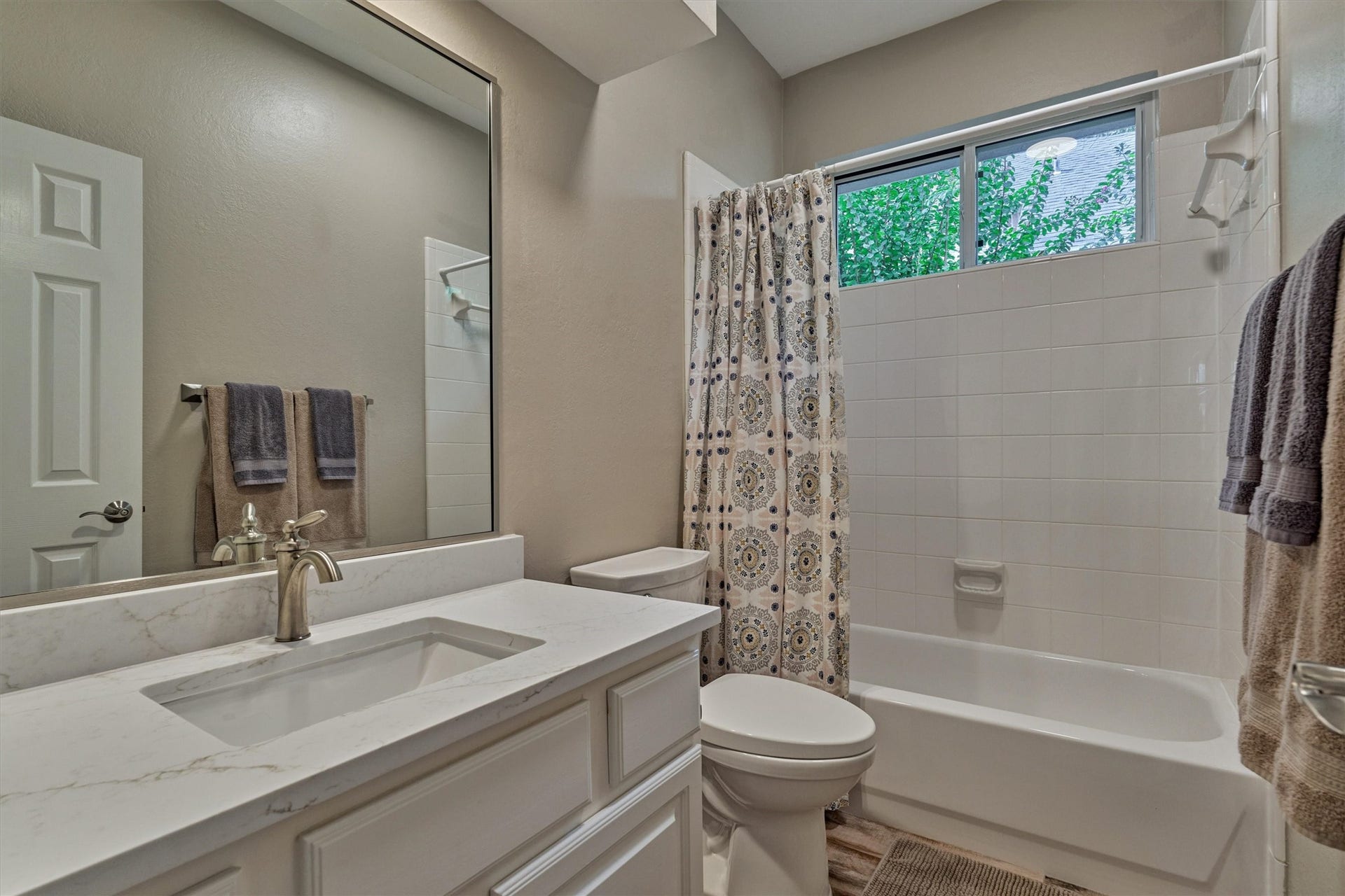 31 E Palmer Bend, The Woodlands, TX 77381 31 E Palmer Bend, The Woodlands, TX 77381