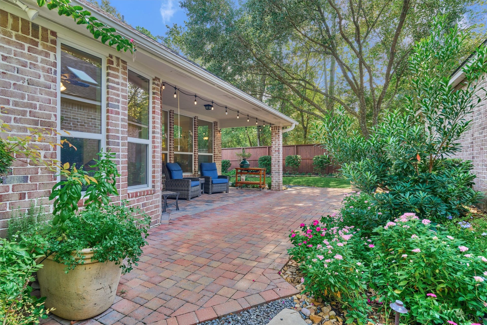 31 E Palmer Bend, The Woodlands, TX 77381 31 E Palmer Bend, The Woodlands, TX 77381