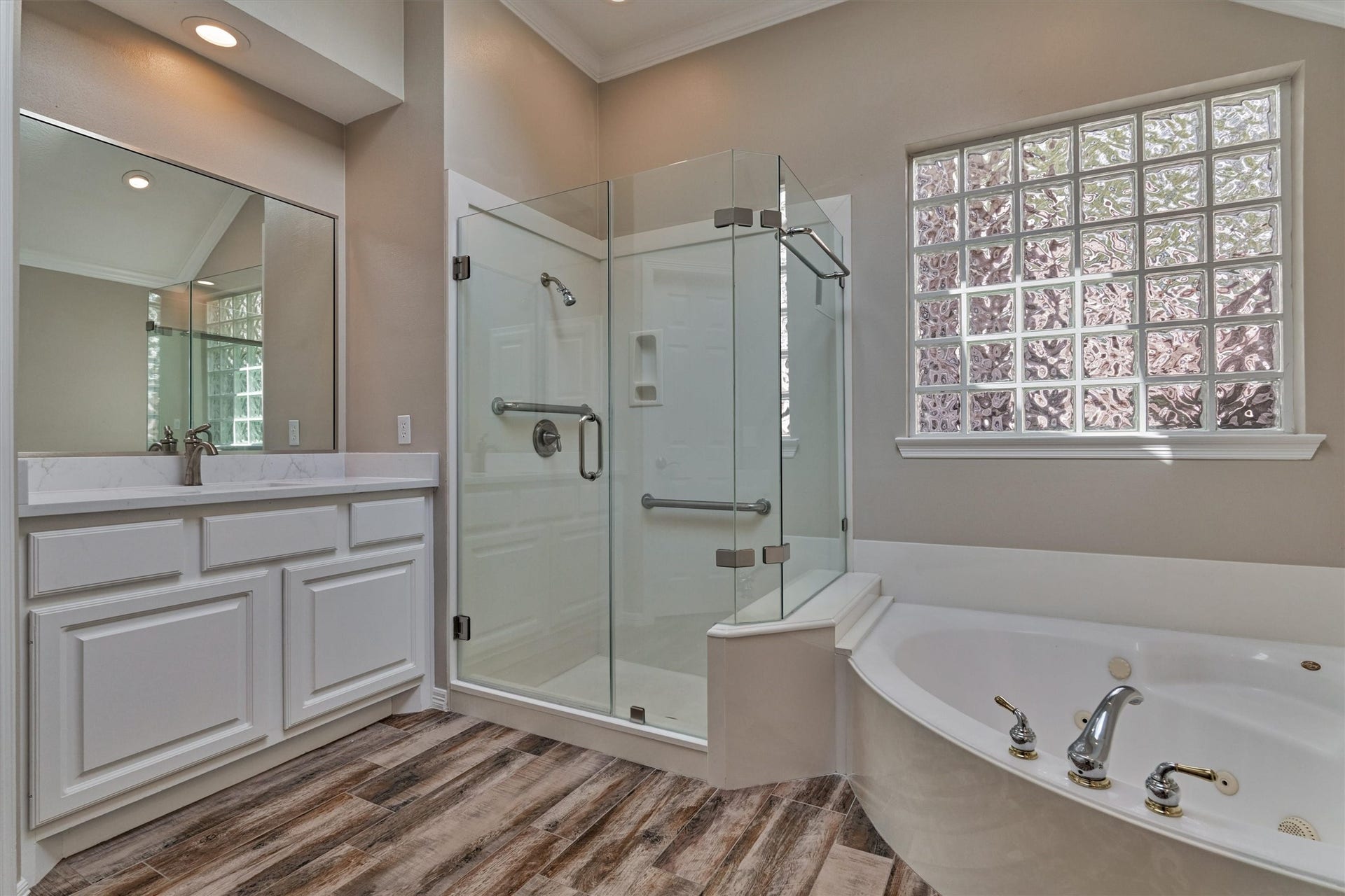 31 E Palmer Bend, The Woodlands, TX 77381 31 E Palmer Bend, The Woodlands, TX 77381