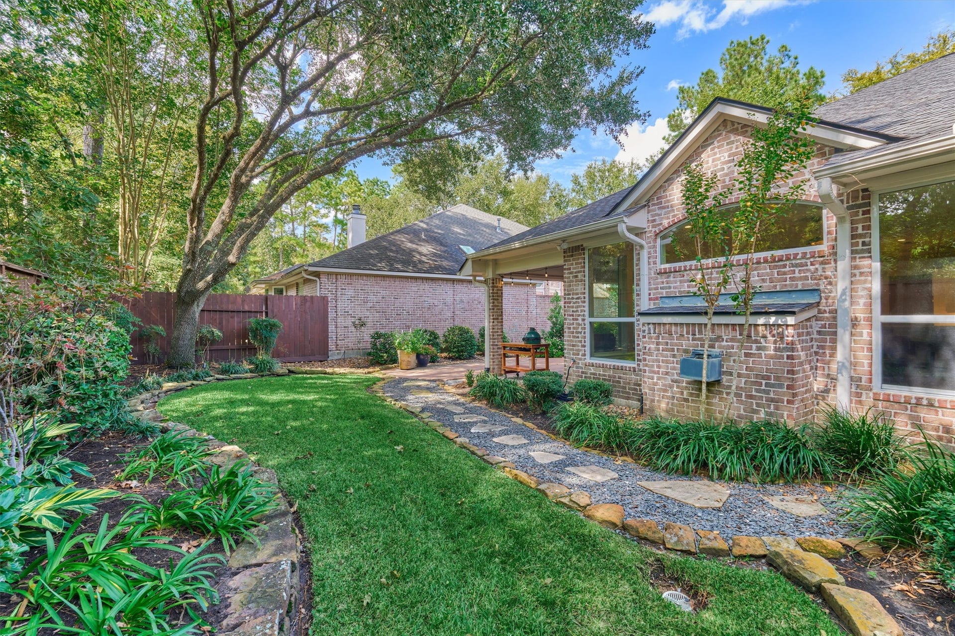 31 E Palmer Bend, The Woodlands, TX 77381 31 E Palmer Bend, The Woodlands, TX 77381