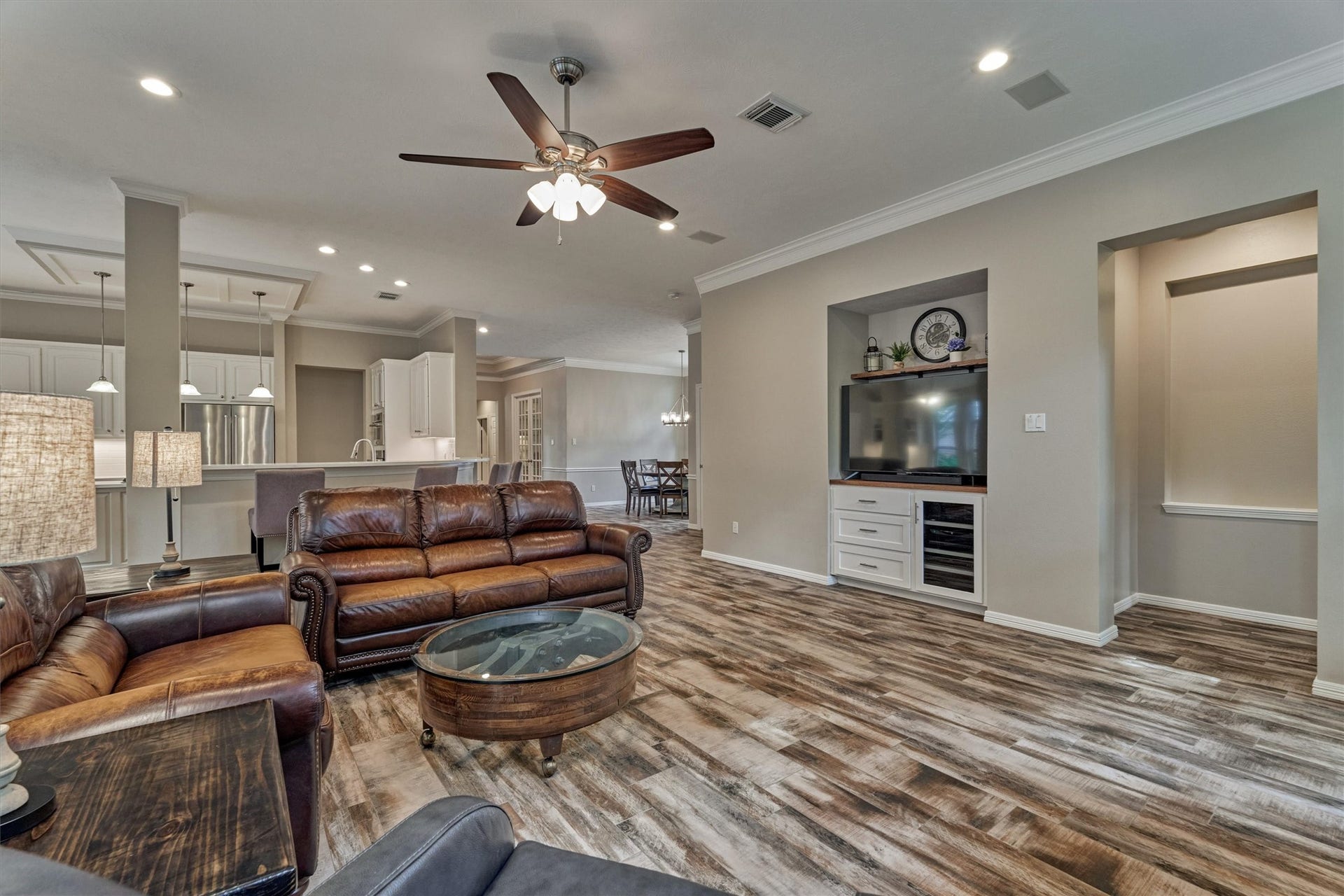 31 E Palmer Bend, The Woodlands, TX 77381 31 E Palmer Bend, The Woodlands, TX 77381