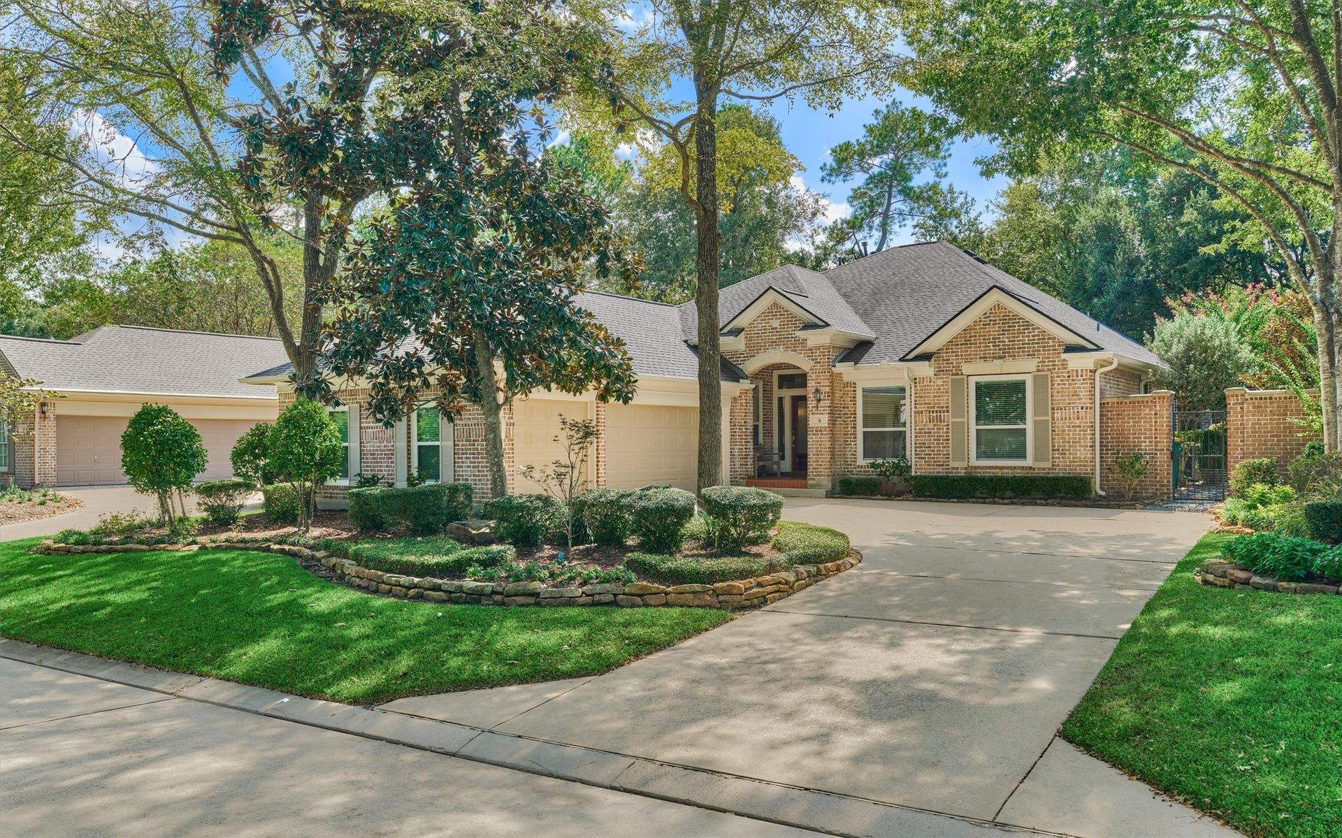 31 E Palmer Bend, The Woodlands, TX 77381 31 E Palmer Bend, The Woodlands, TX 77381