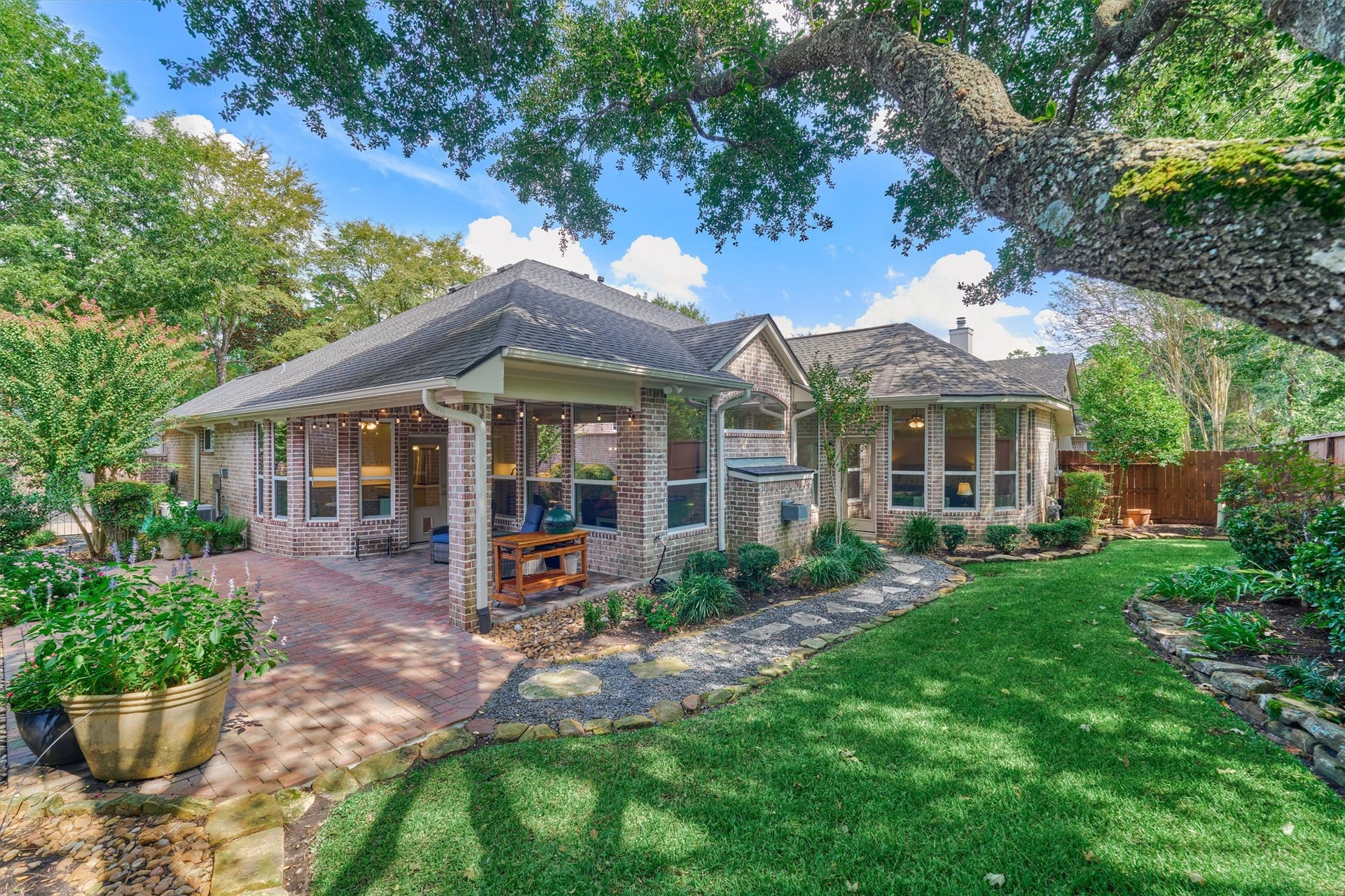 31 E Palmer Bend, The Woodlands, TX 77381 31 E Palmer Bend, The Woodlands, TX 77381