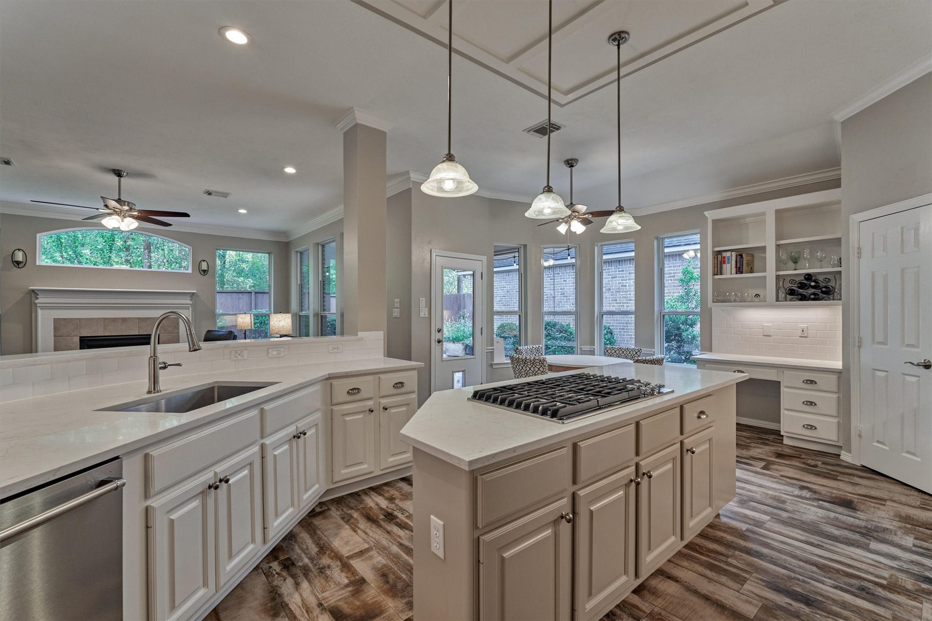 31 E Palmer Bend, The Woodlands, TX 77381 31 E Palmer Bend, The Woodlands, TX 77381