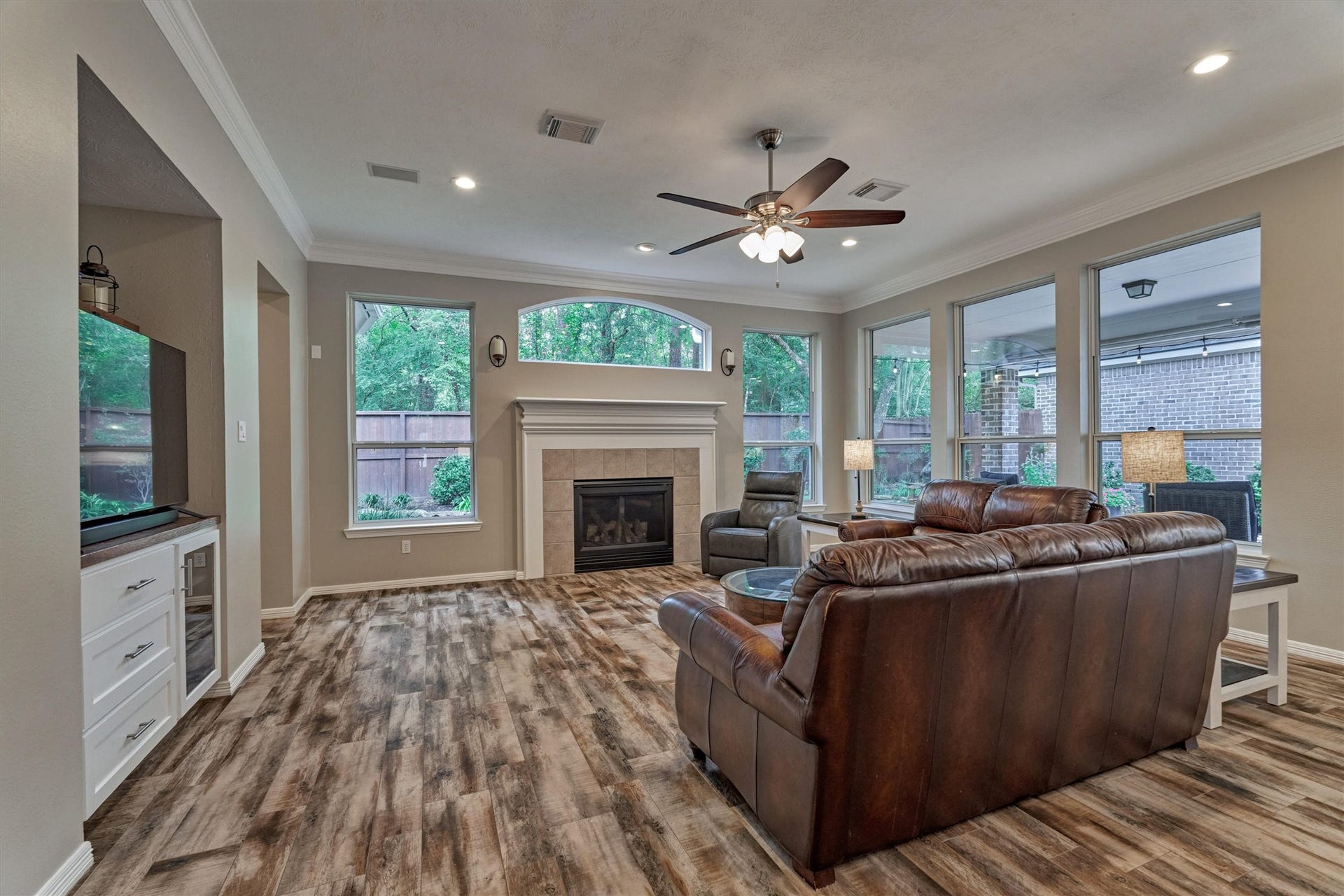 31 E Palmer Bend, The Woodlands, TX 77381 31 E Palmer Bend, The Woodlands, TX 77381