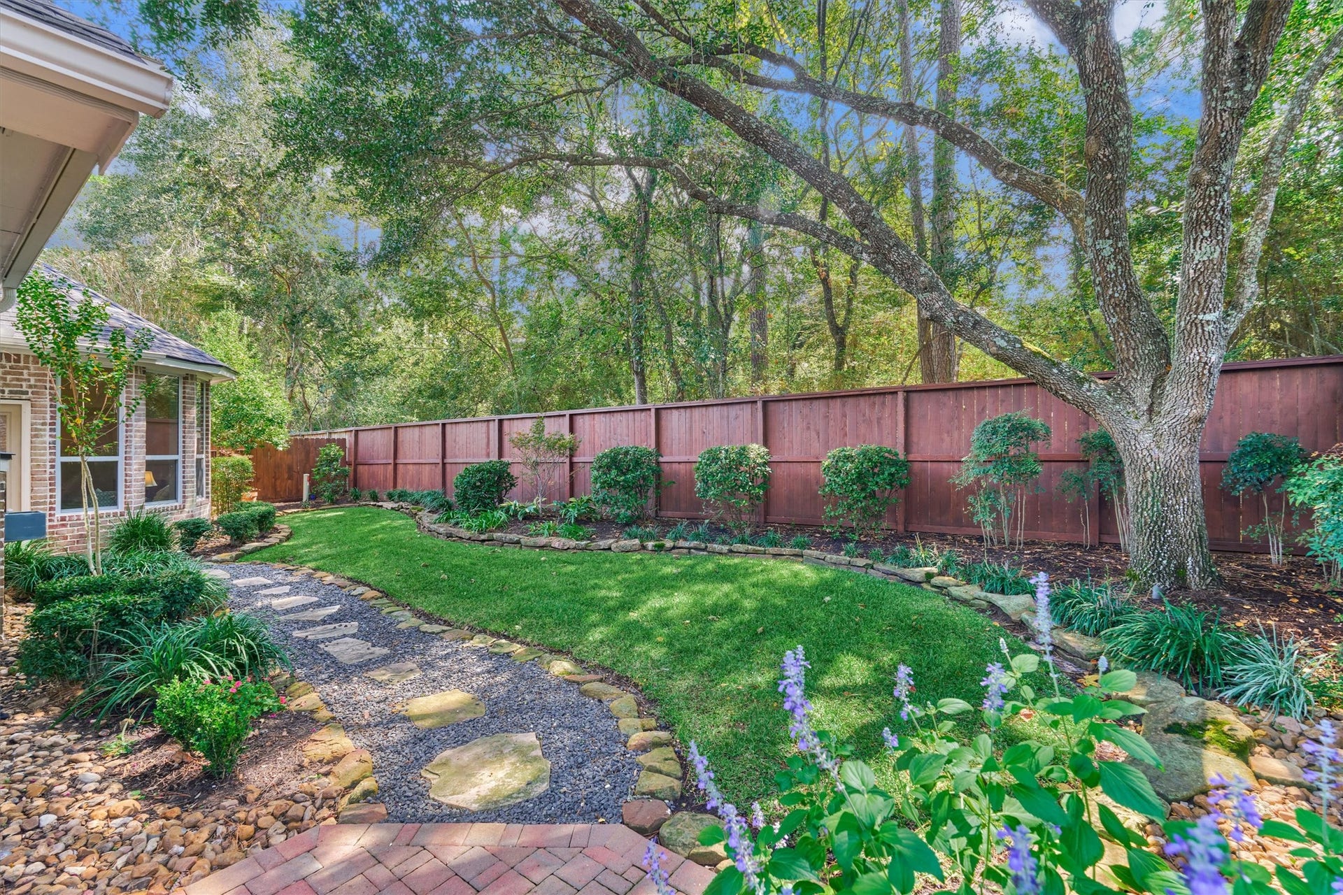 31 E Palmer Bend, The Woodlands, TX 77381 31 E Palmer Bend, The Woodlands, TX 77381