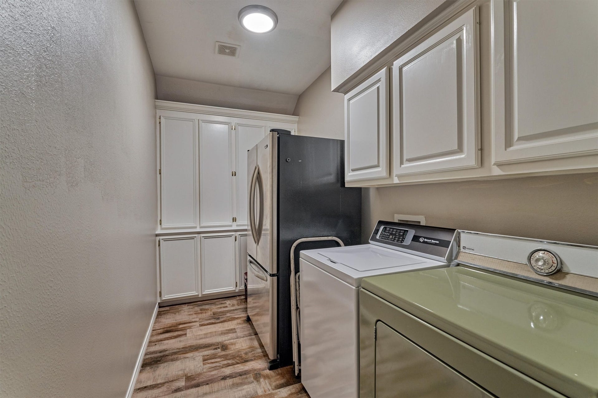 31 E Palmer Bend, The Woodlands, TX 77381 31 E Palmer Bend, The Woodlands, TX 77381