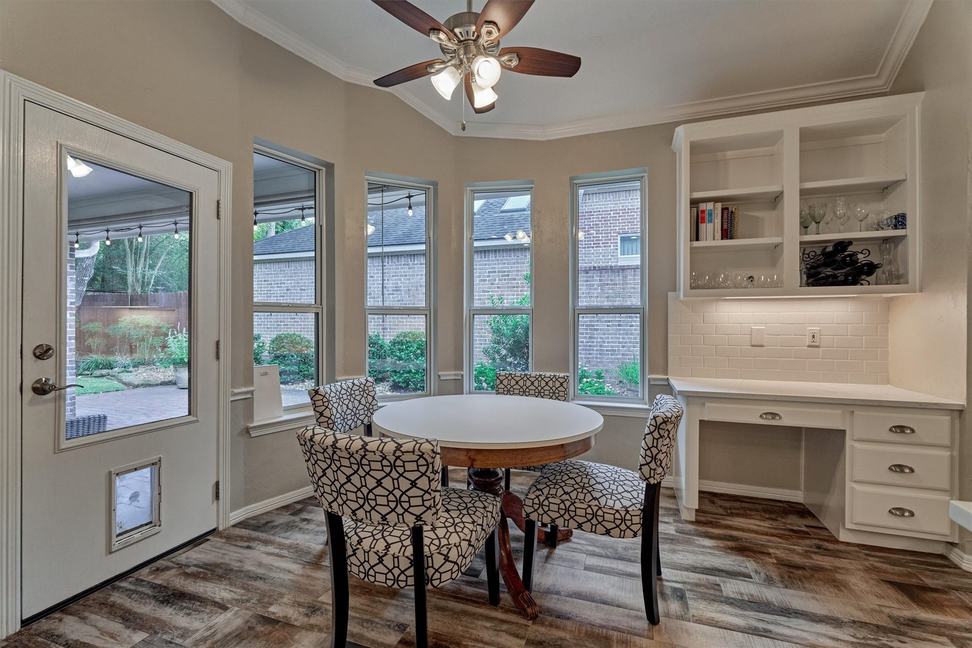 31 E Palmer Bend, The Woodlands, TX 77381 31 E Palmer Bend, The Woodlands, TX 77381