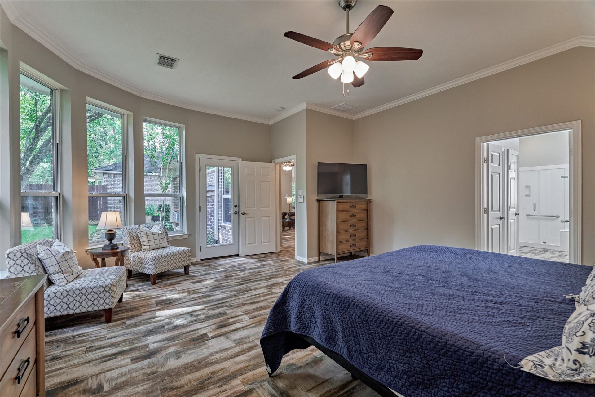31 E Palmer Bend, The Woodlands, TX 77381 31 E Palmer Bend, The Woodlands, TX 77381