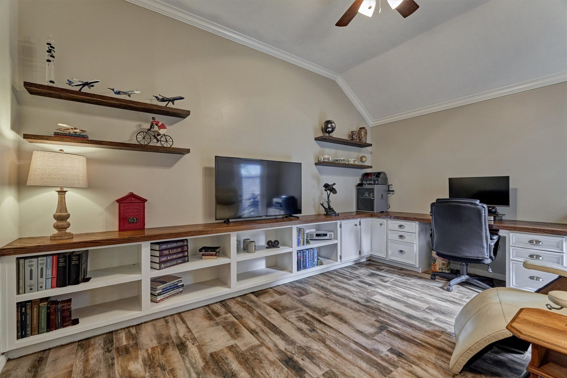31 E Palmer Bend, The Woodlands, TX 77381 31 E Palmer Bend, The Woodlands, TX 77381