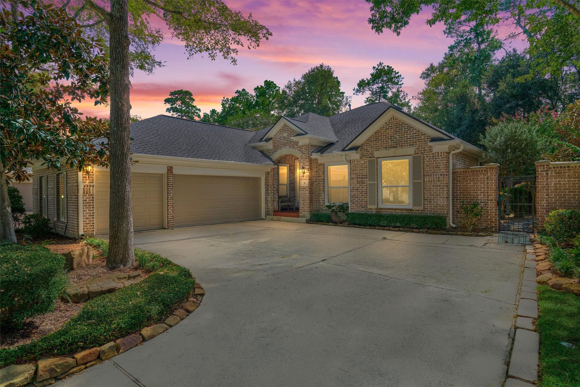 31 E Palmer Bend, The Woodlands, TX 77381 31 E Palmer Bend, The Woodlands, TX 77381