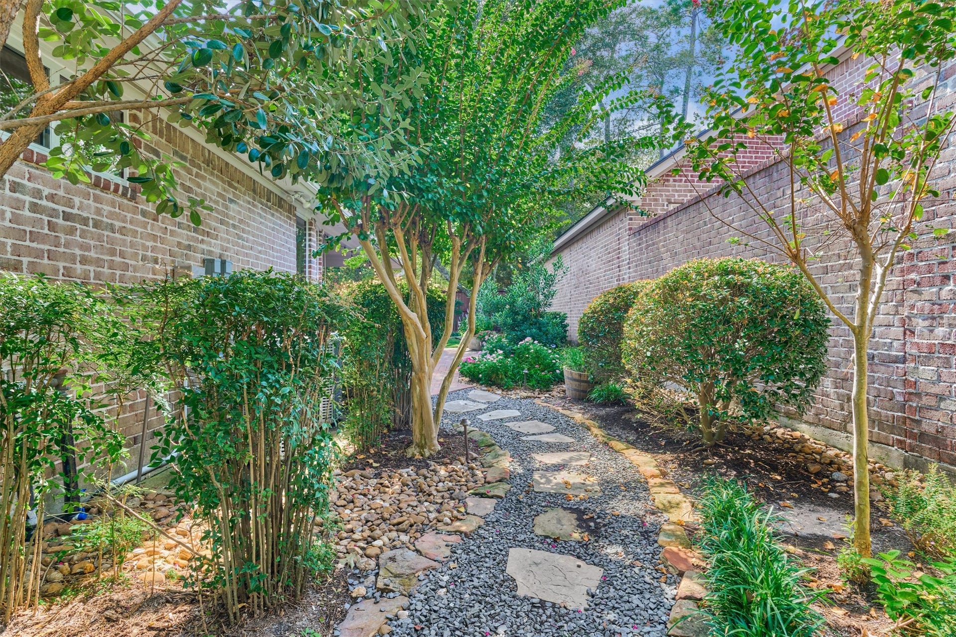31 E Palmer Bend, The Woodlands, TX 77381 31 E Palmer Bend, The Woodlands, TX 77381