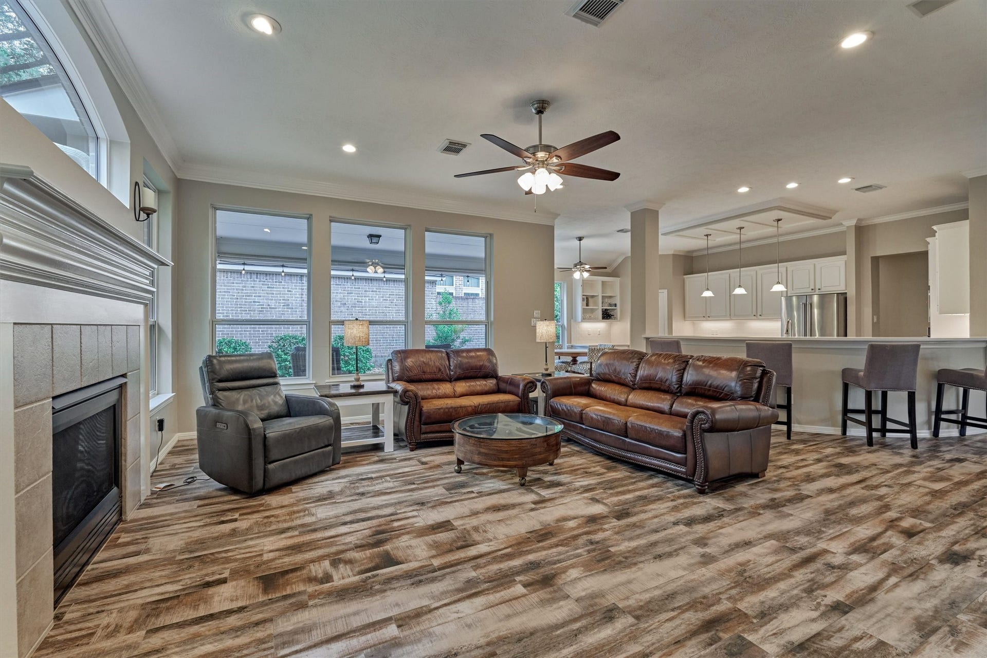 31 E Palmer Bend, The Woodlands, TX 77381 31 E Palmer Bend, The Woodlands, TX 77381