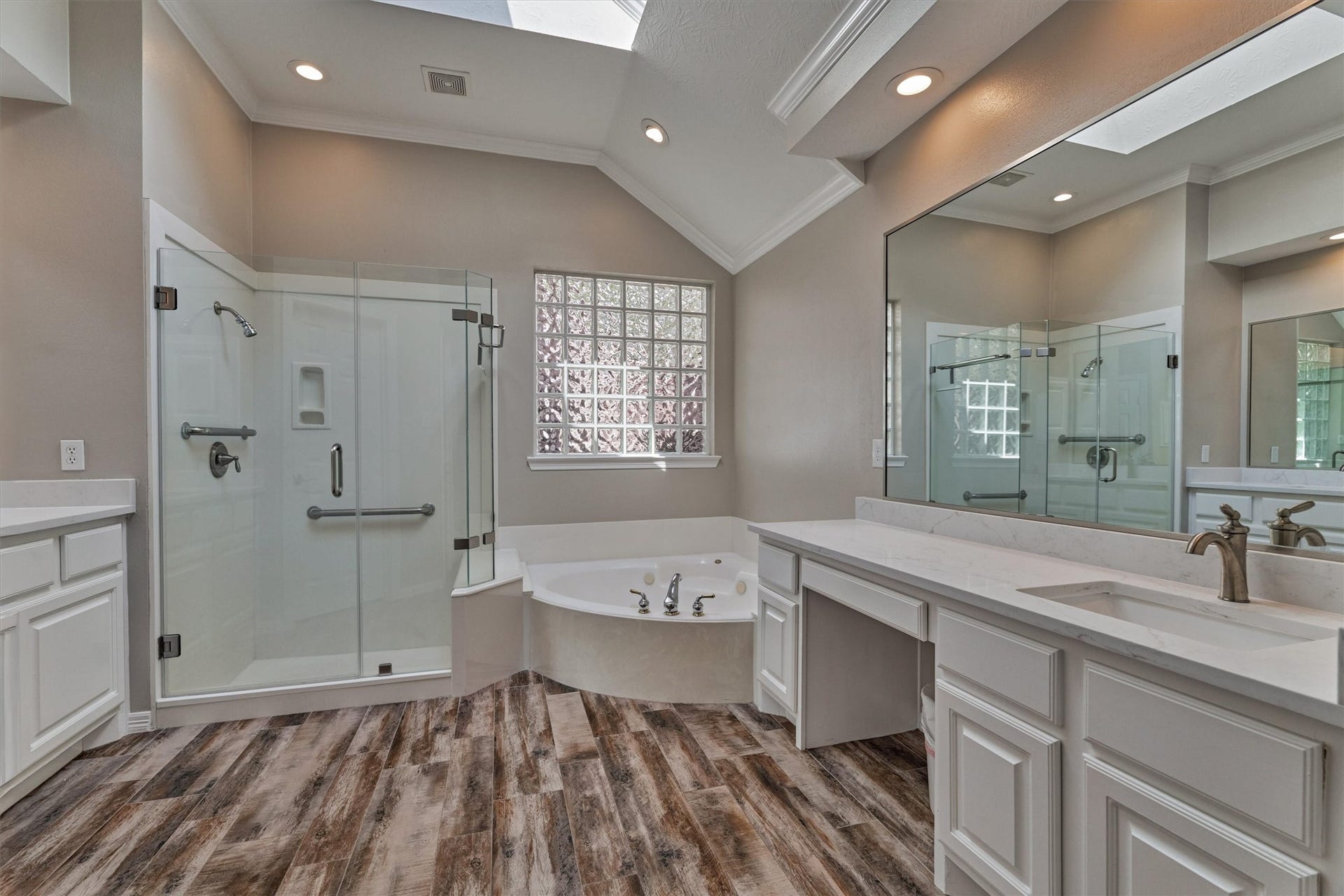31 E Palmer Bend, The Woodlands, TX 77381 31 E Palmer Bend, The Woodlands, TX 77381