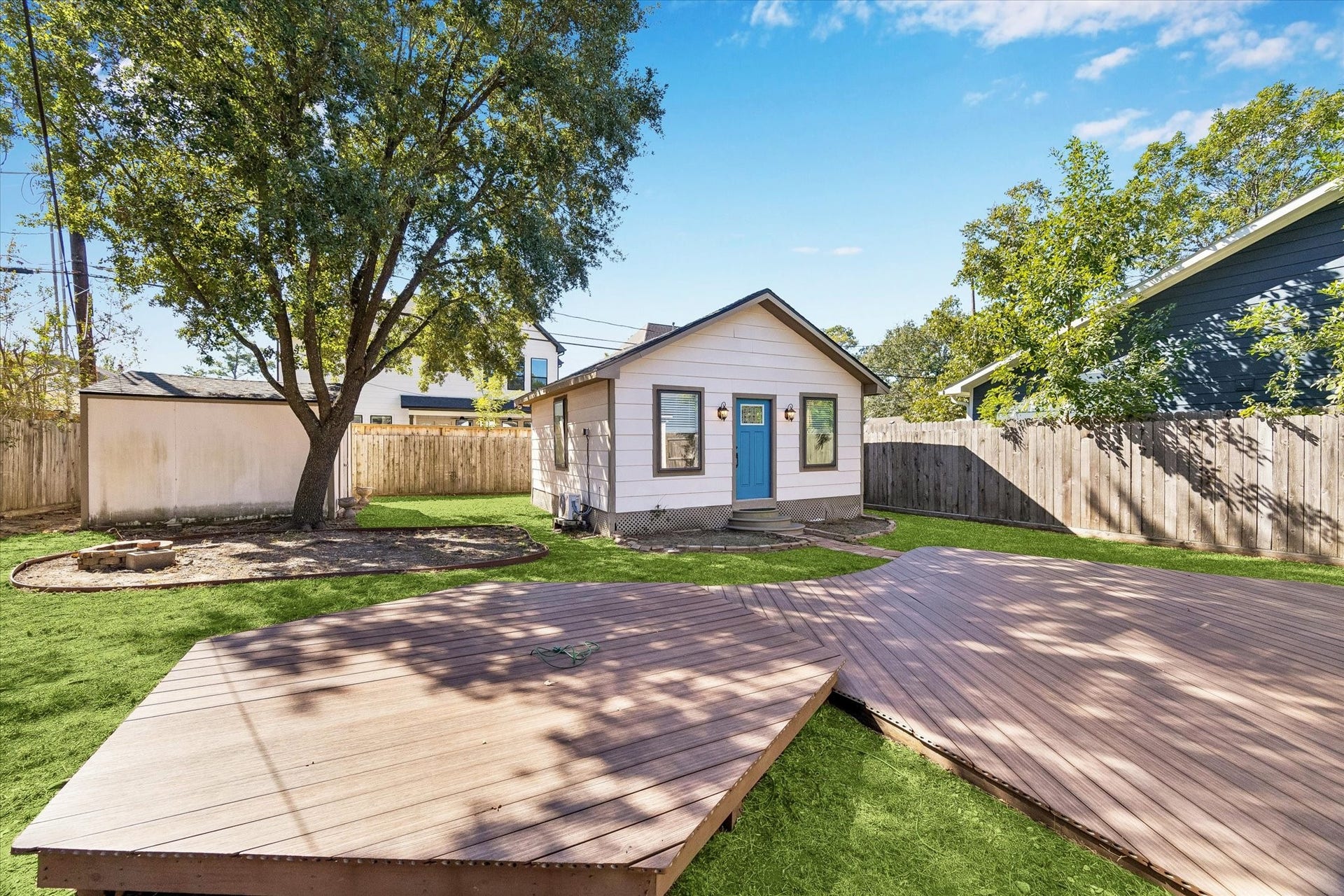 1847 Libbey - Exterior Patio with Guest Suite