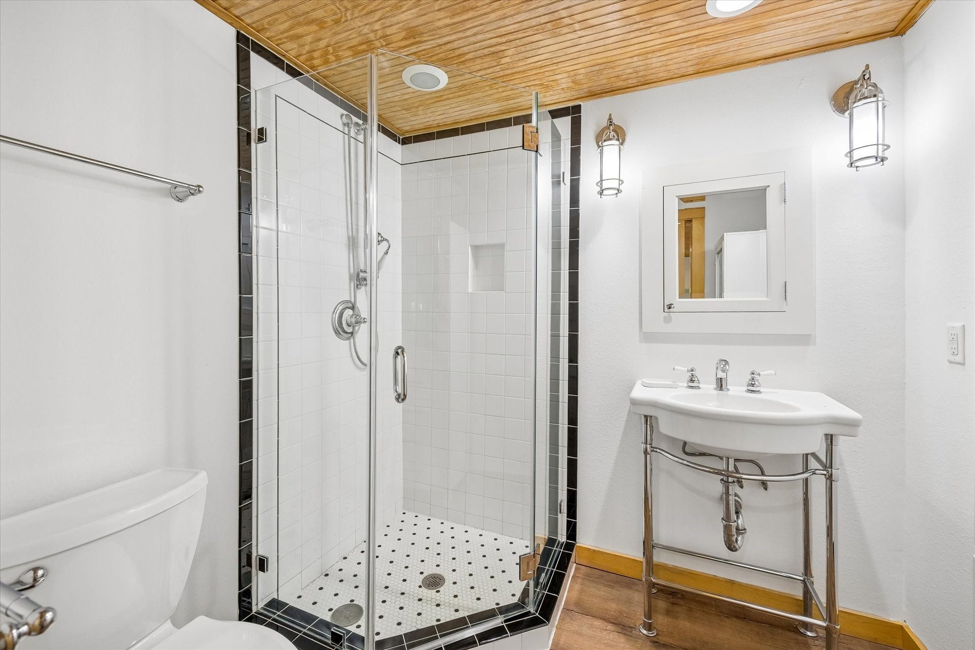 1847 Libbey - Guest Suite Full Bath