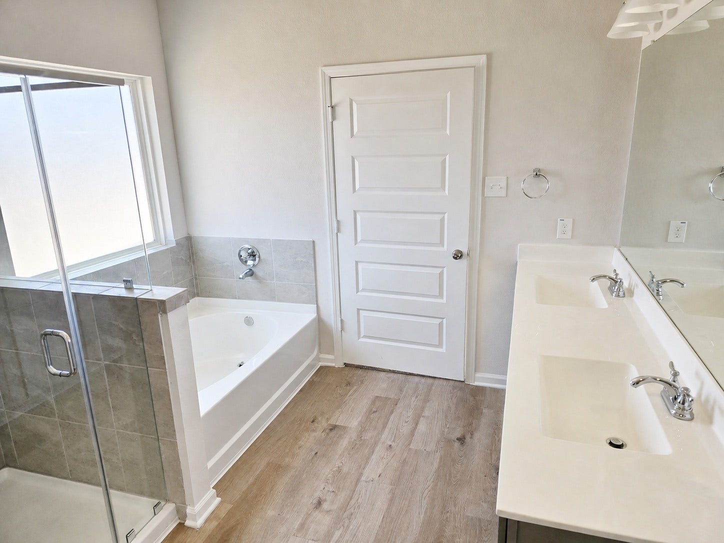 1920 N Riverside Circle, Dayton, TX 77535 The Shetland III- Primary Suite with Separate Garden Tub and Shower. Home under construction, photo used for illustrative purposes only, colors and options will vary.