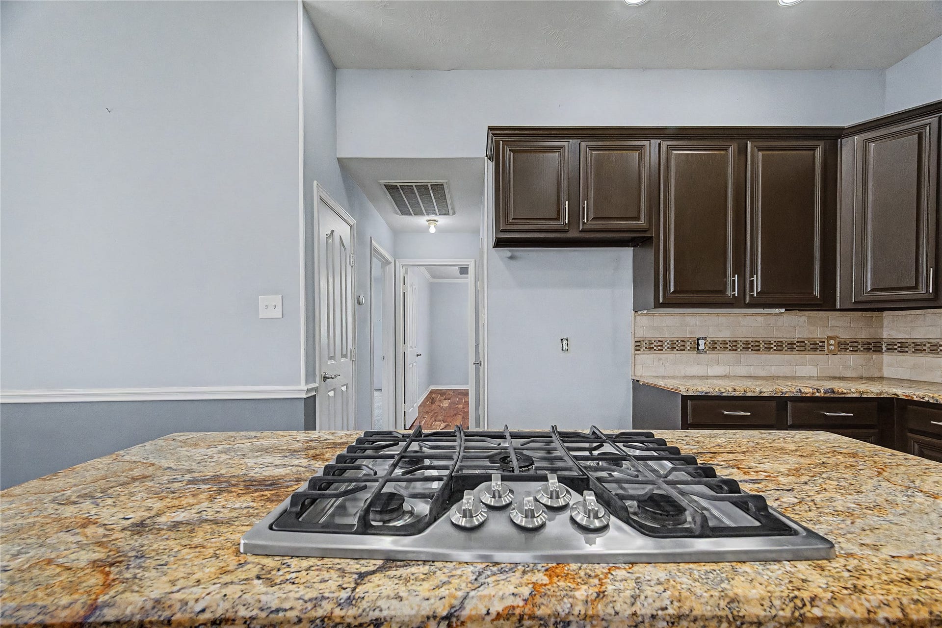 3615 Turtle Cove Drive, Pasadena, TX 77505 GAS COOKTOP IN THE KITCHEN ISLAND
