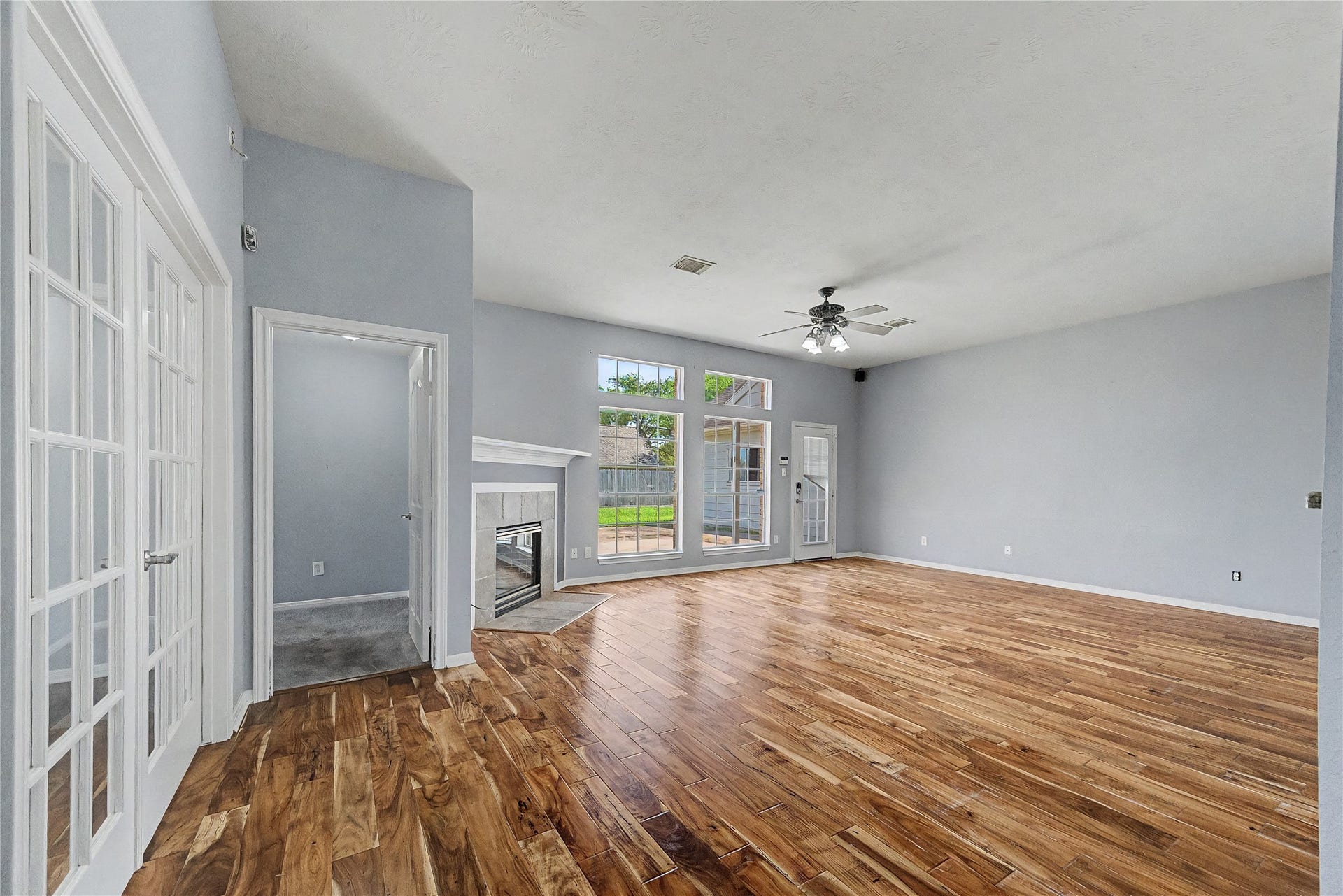 3615 Turtle Cove Drive, Pasadena, TX 77505 VIEW OF THE FAMILY ROOM FROM THE ENDTRY HALLWAY