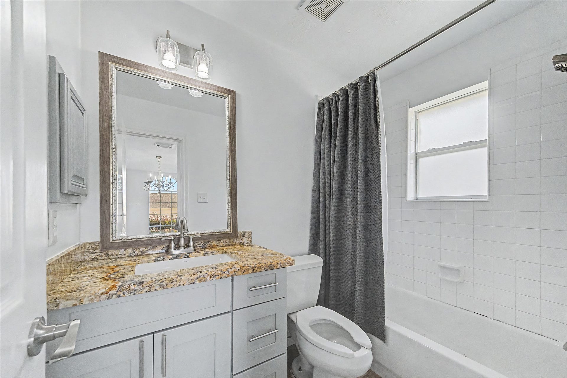 3615 Turtle Cove Drive, Pasadena, TX 77505 GUEST BEDROOM FULL BATH