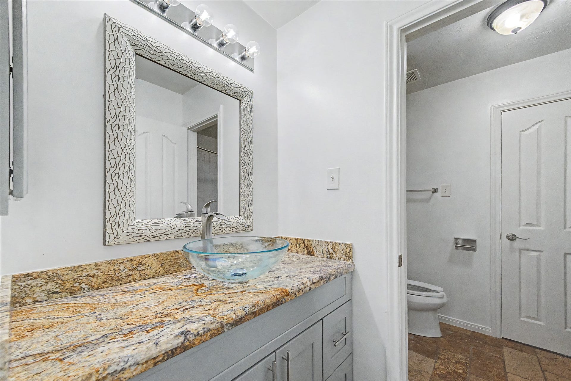 3615 Turtle Cove Drive, Pasadena, TX 77505 HALLWAY BATH